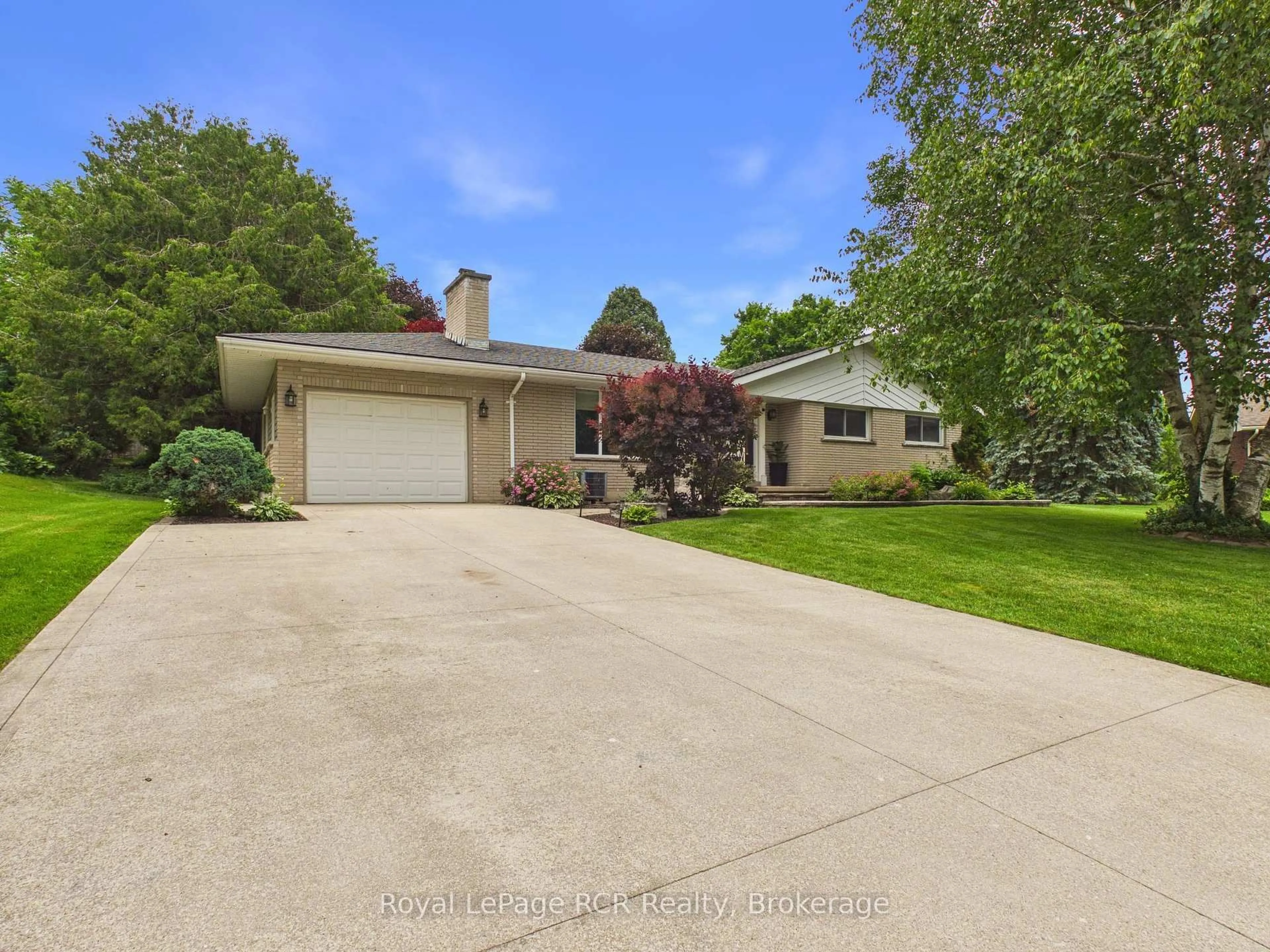A pic from outside/outdoor area/front of a property/back of a property/a pic from drone, street for 328 SUMMIT Dr, North Huron Ontario N0G 2W0