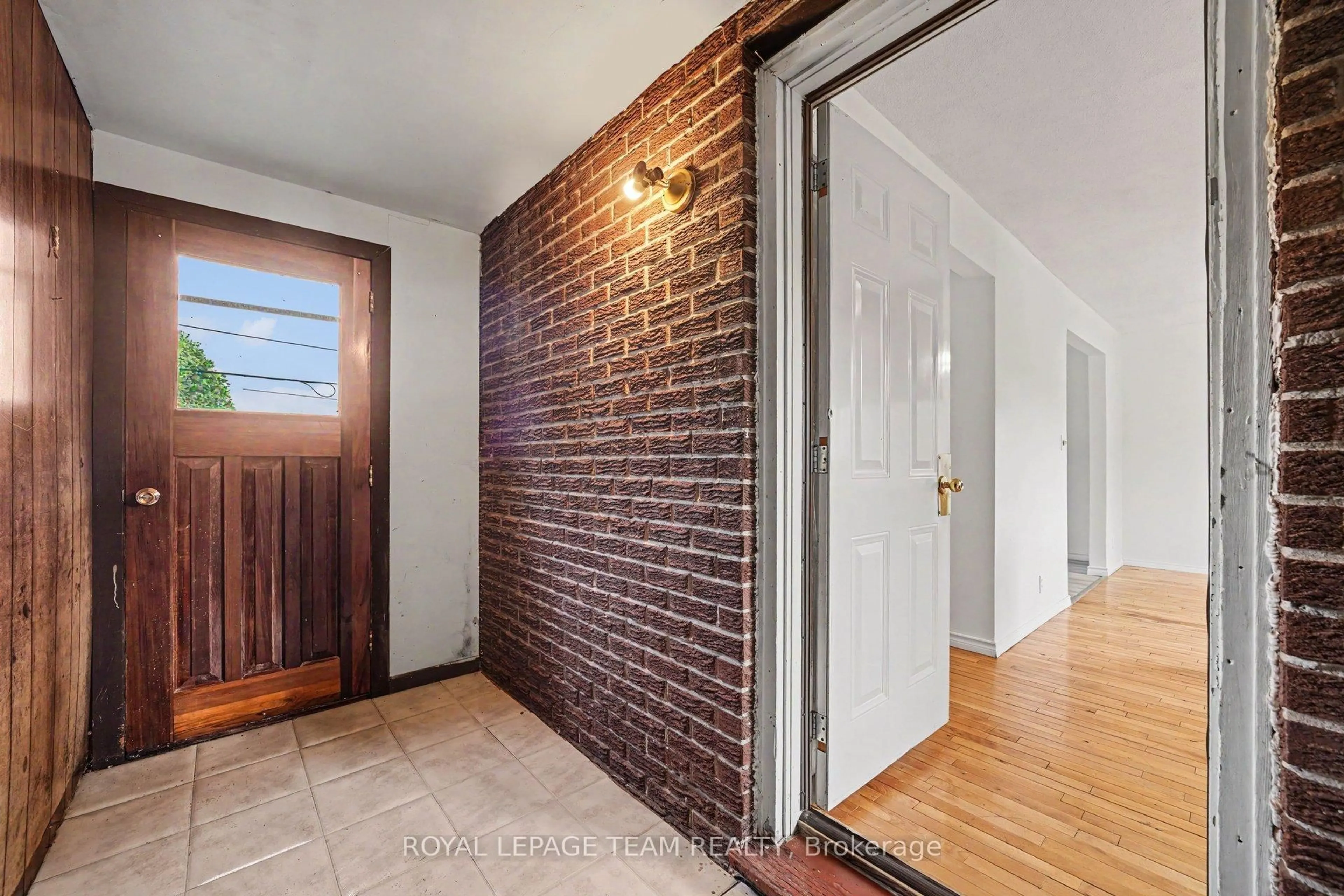 Indoor entryway for 129 Christopher Hamilton St, Richmond Ontario K0A 2Z0