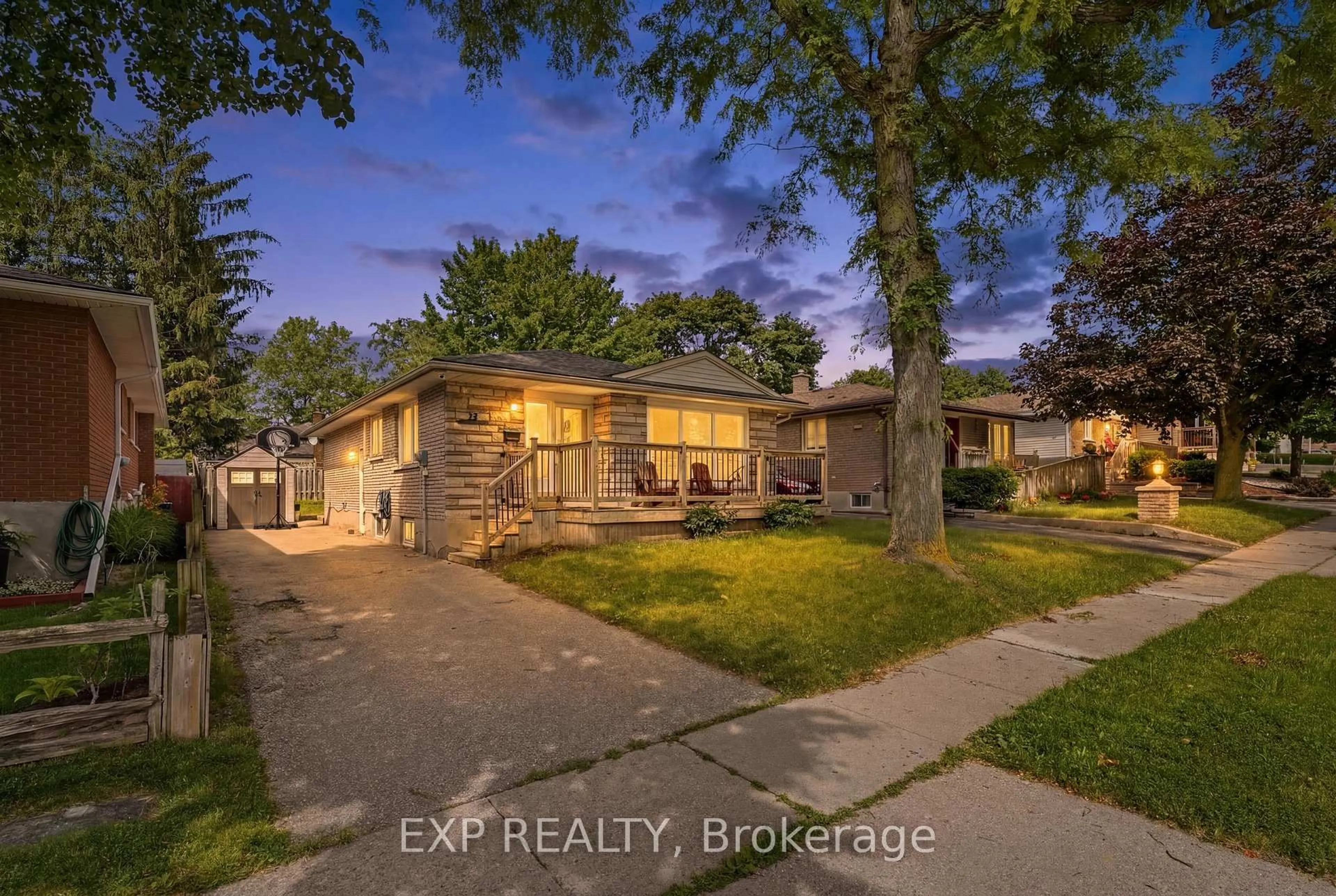 A pic from outside/outdoor area/front of a property/back of a property/a pic from drone, street for 22 Mark Cres, Cambridge Ontario N1S 4A3