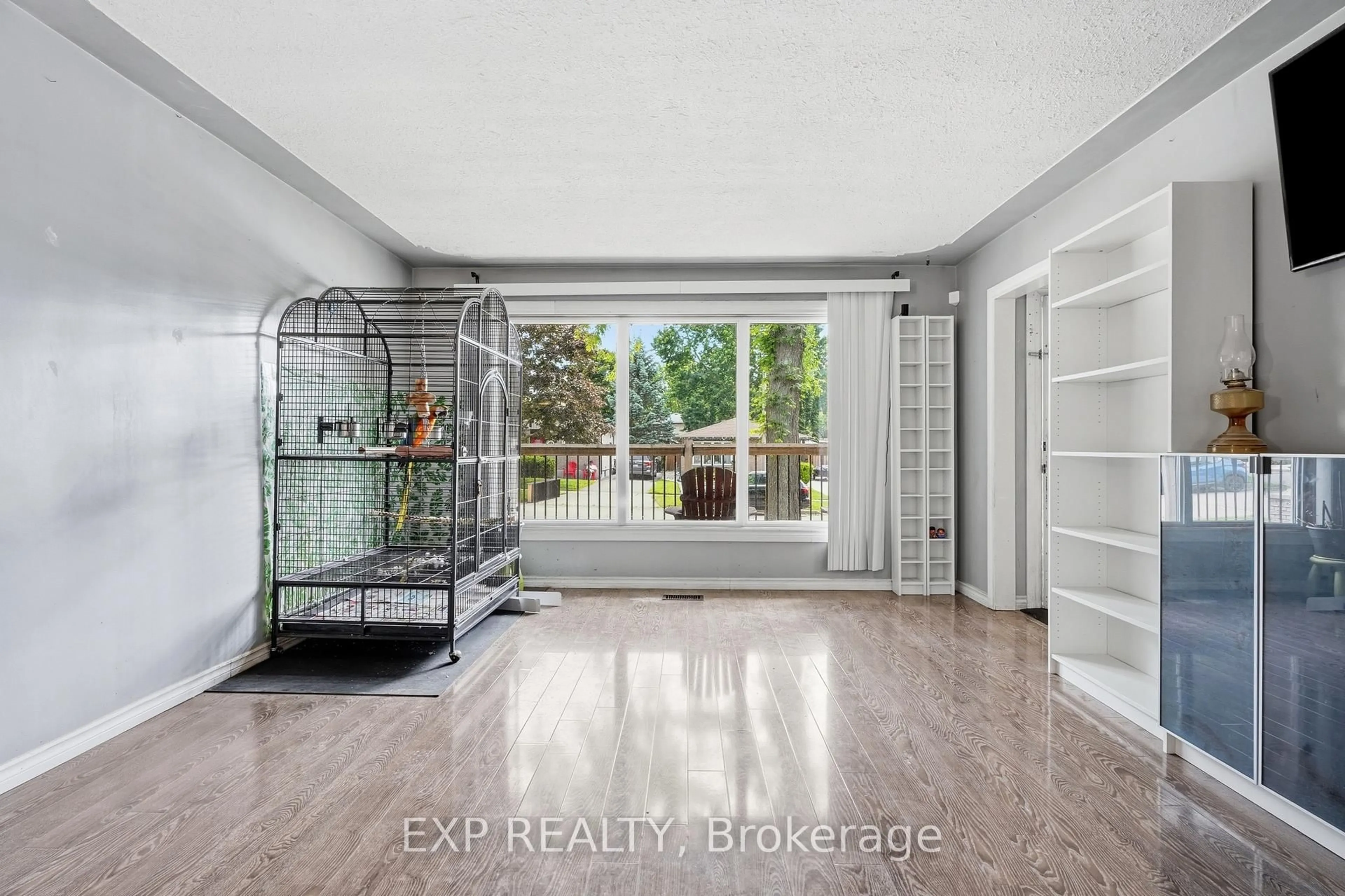 Indoor entryway for 22 Mark Cres, Cambridge Ontario N1S 4A3