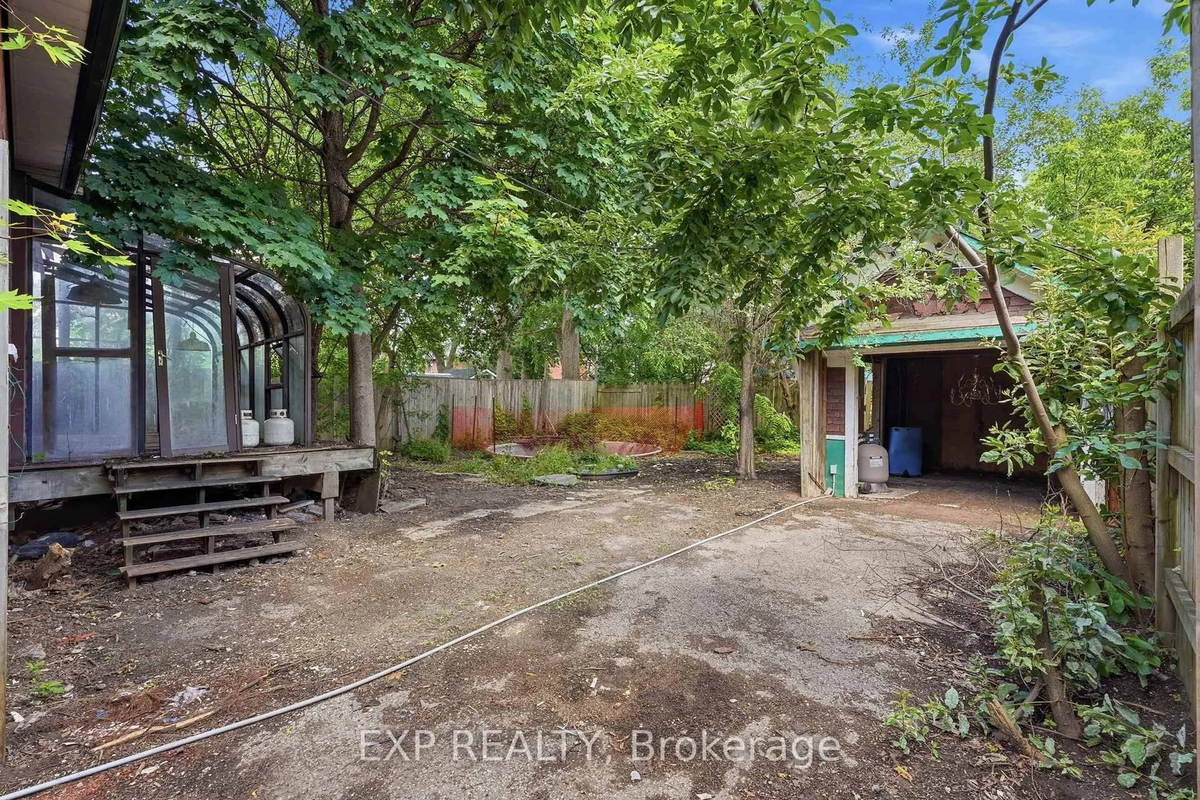 A pic from outside/outdoor area/front of a property/back of a property/a pic from drone, forest/trees view for 45 Pandora Ave, Kitchener Ontario N2H 3C1