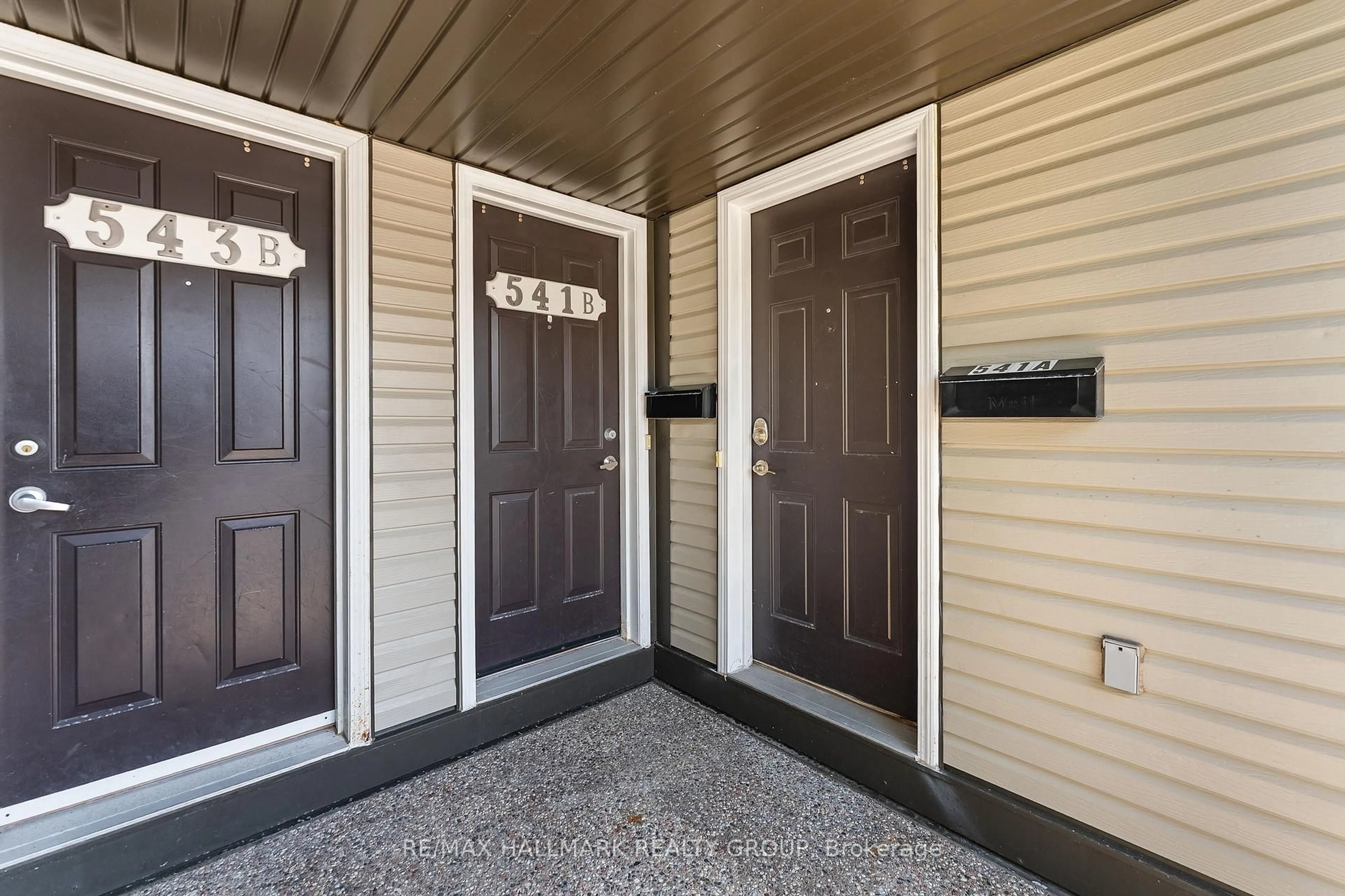 Indoor entryway for 541 Chapman Mills Dr #A, Ottawa Ontario K2J 5T2