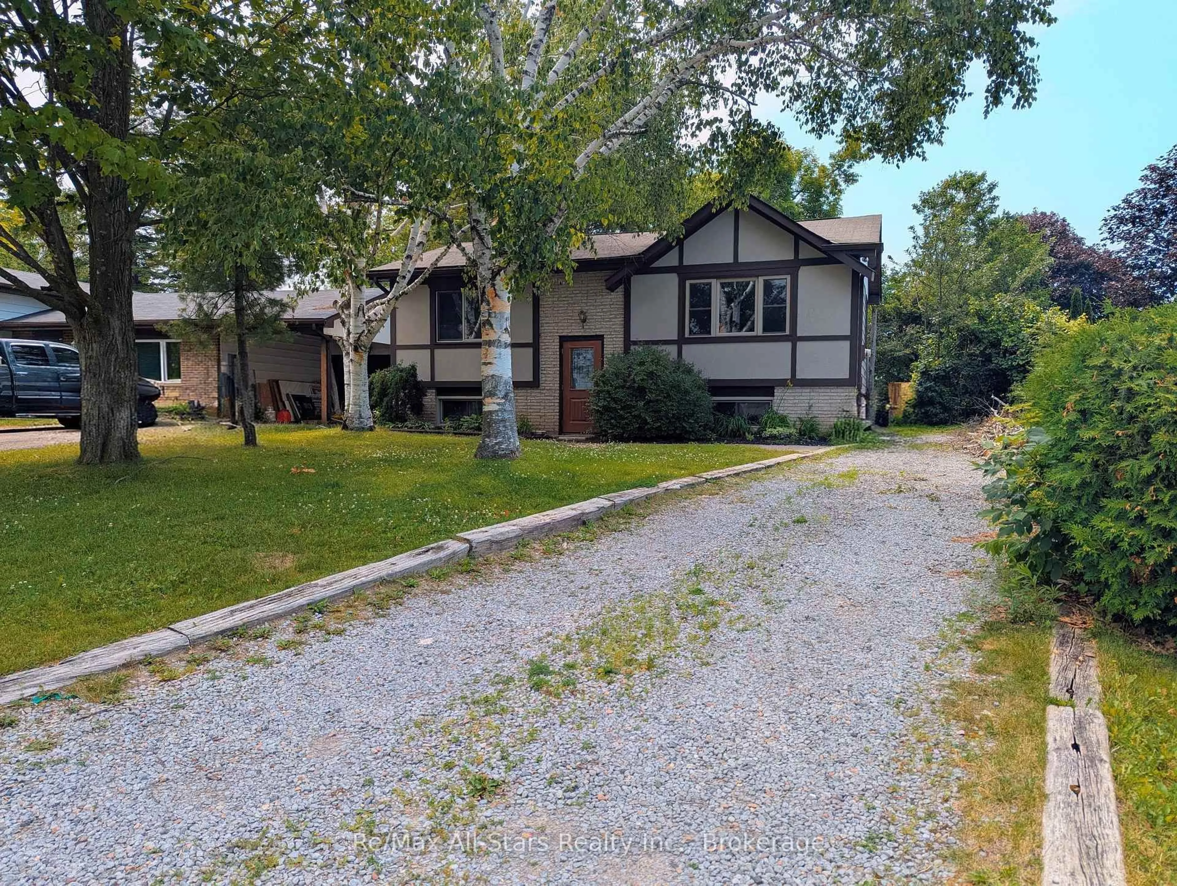 A pic from outside/outdoor area/front of a property/back of a property/a pic from drone, street for 1886 Croftdale Cres, Peterborough Ontario K9K 1J8