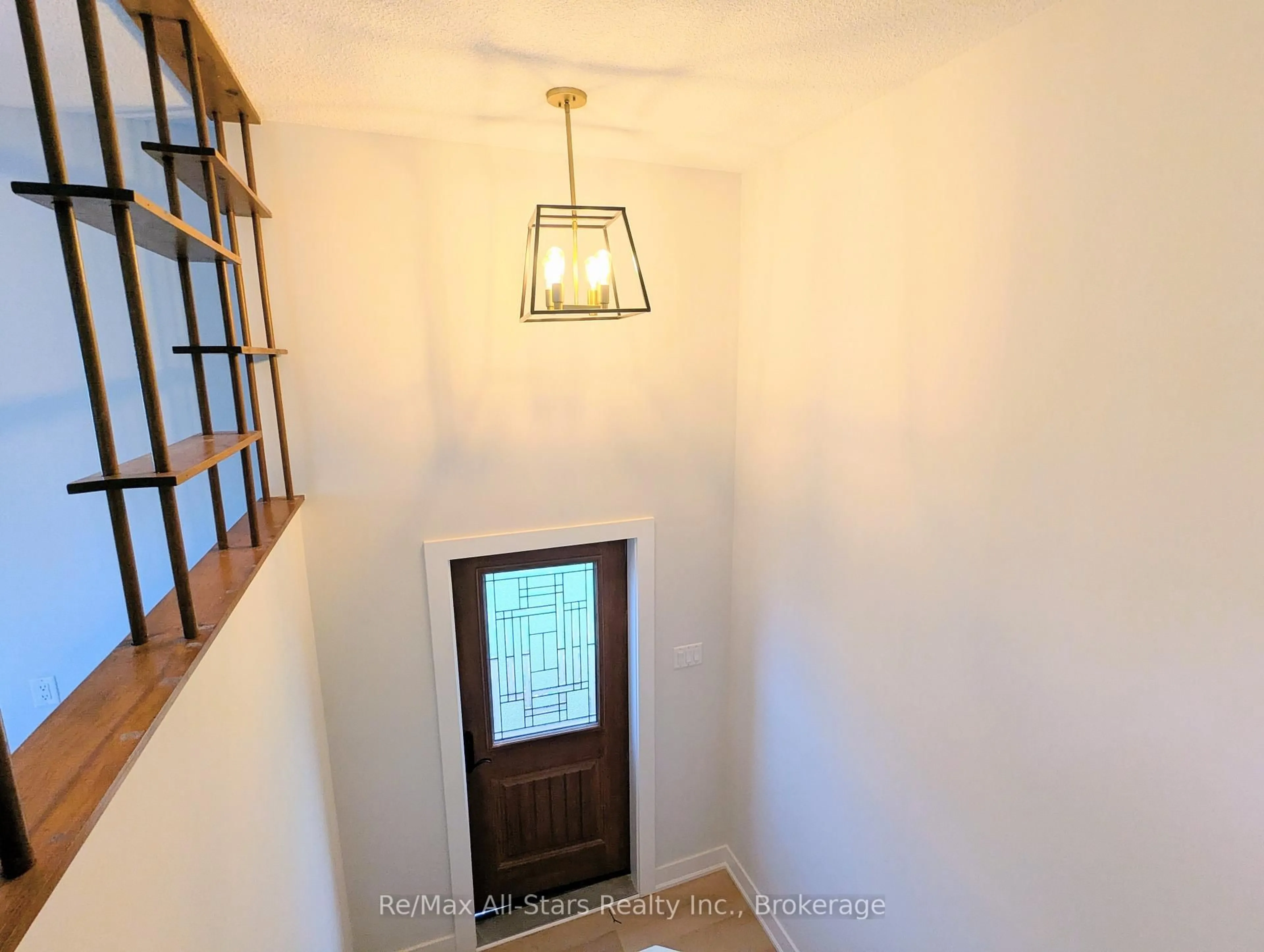 Indoor entryway for 1886 Croftdale Cres, Peterborough Ontario K9K 1J8