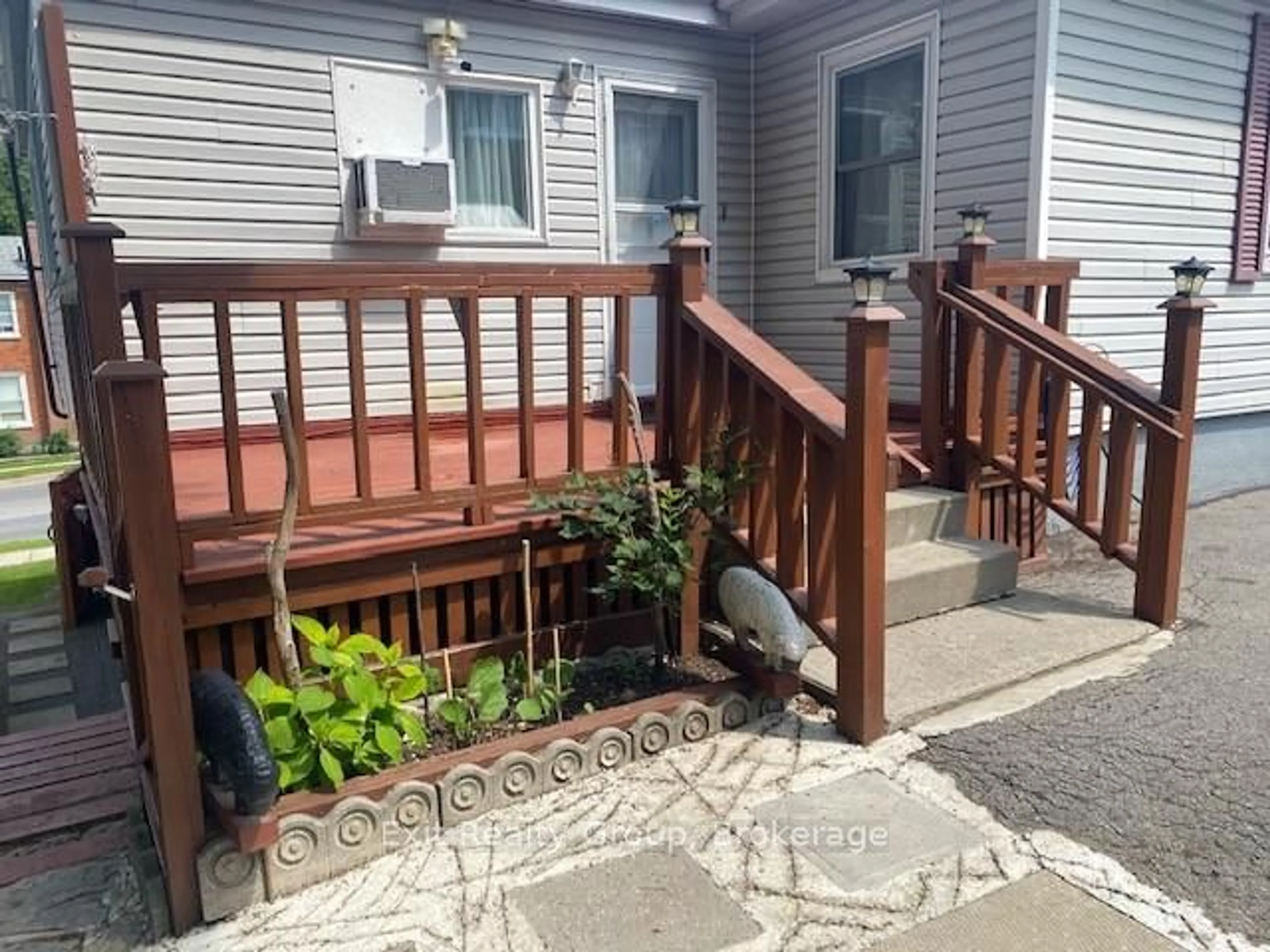 Patio, street for 404 Bleecker Ave, Belleville Ontario K8N 3V8