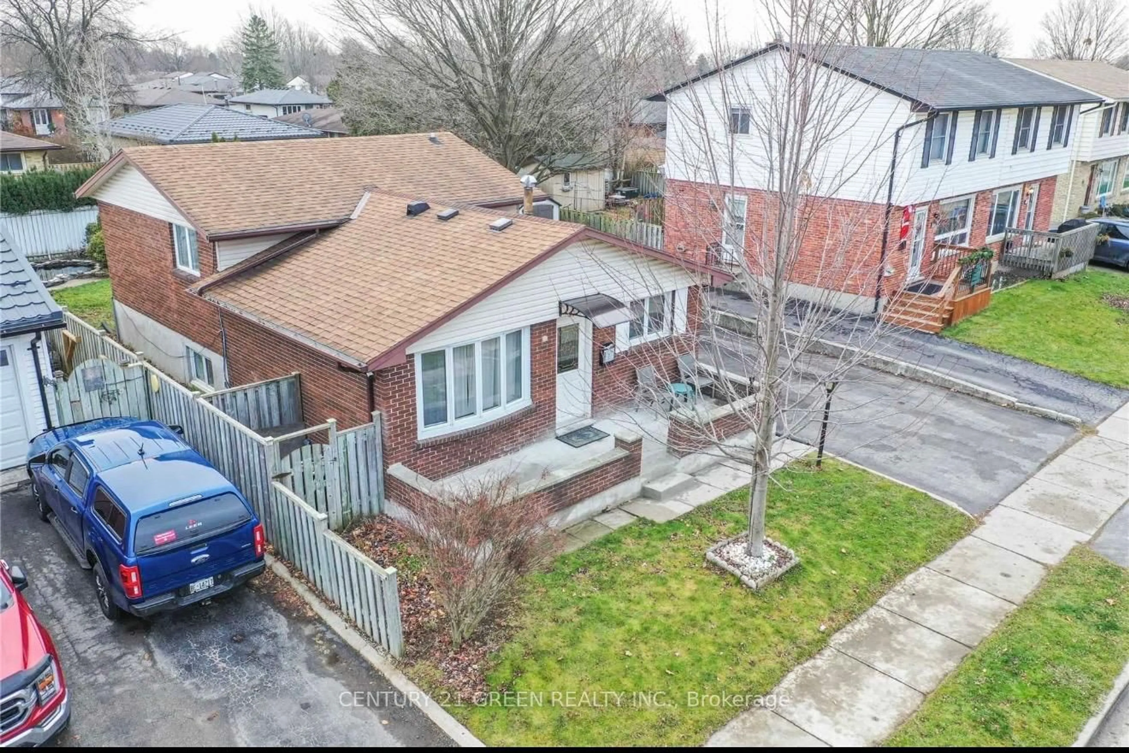 A pic from outside/outdoor area/front of a property/back of a property/a pic from drone, street for 391 ADMIRAL Dr, London East Ontario N5V 1J3