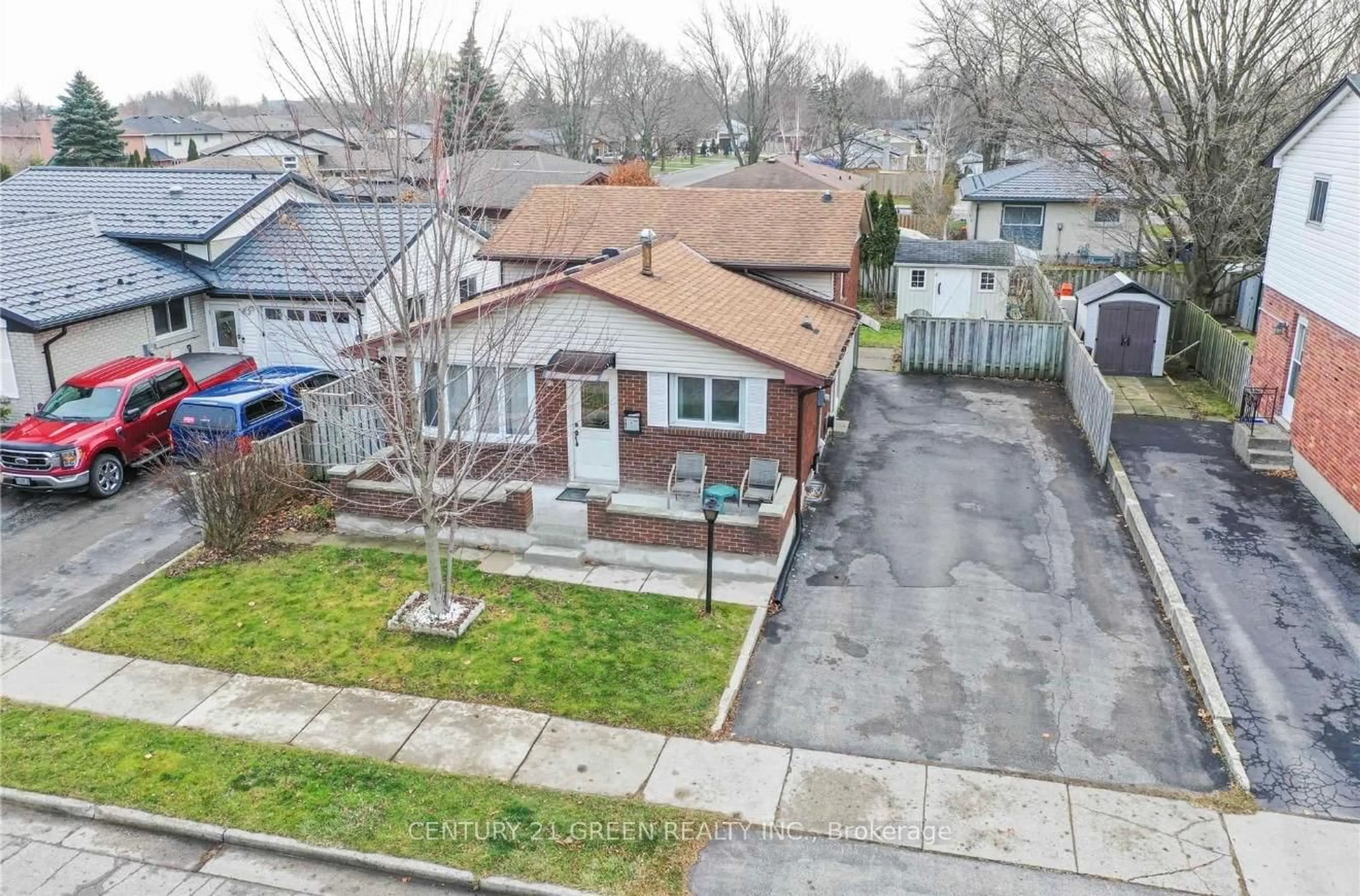 A pic from outside/outdoor area/front of a property/back of a property/a pic from drone, street for 391 ADMIRAL Dr, London East Ontario N5V 1J3
