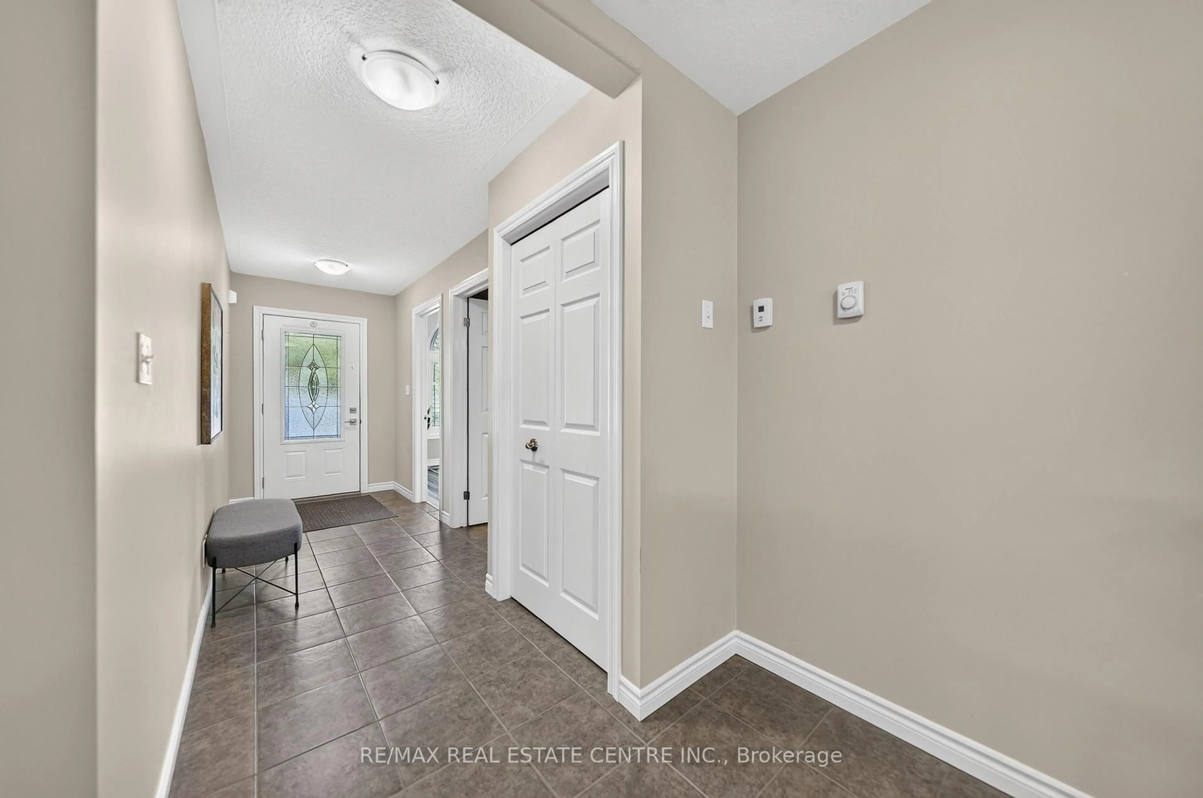 Indoor entryway for 35 Green Gate Blvd #38, Cambridge Ontario N1T 0A3