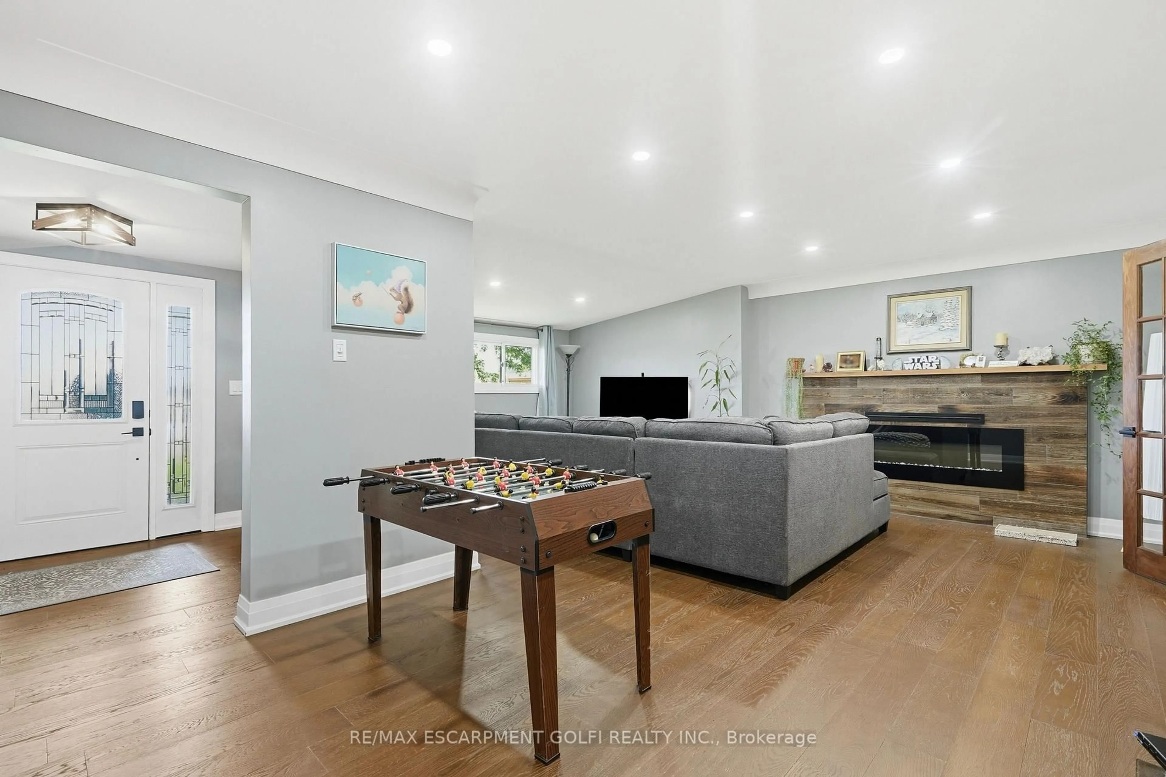 Living room with furniture, unknown for 7186 Garner Rd, Niagara Falls Ontario L2H 0X7