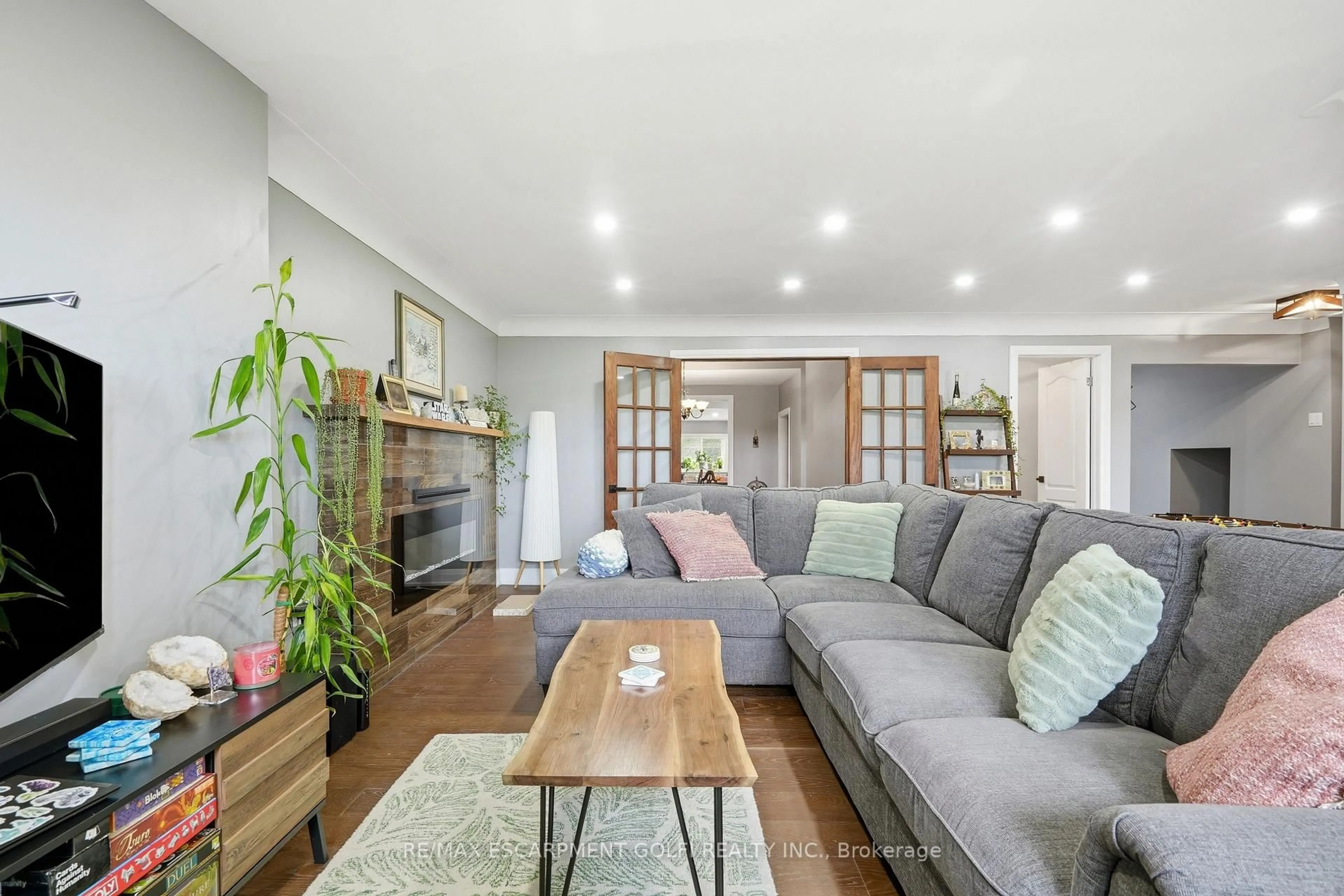 Living room with furniture, unknown for 7186 Garner Rd, Niagara Falls Ontario L2H 0X7
