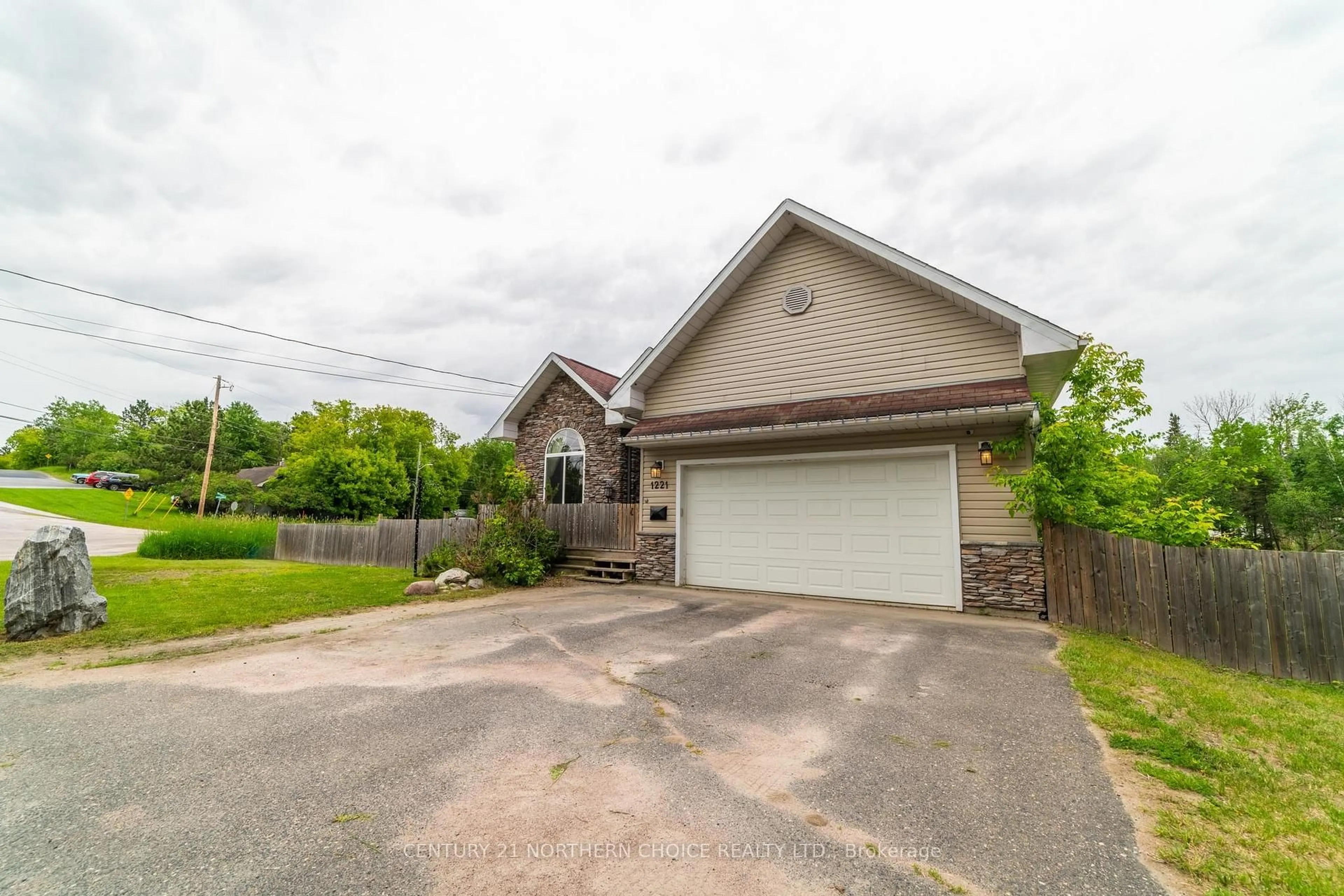 A pic from outside/outdoor area/front of a property/back of a property/a pic from drone, street for 1221 River Drive, Kenora Ontario P9N 1K7