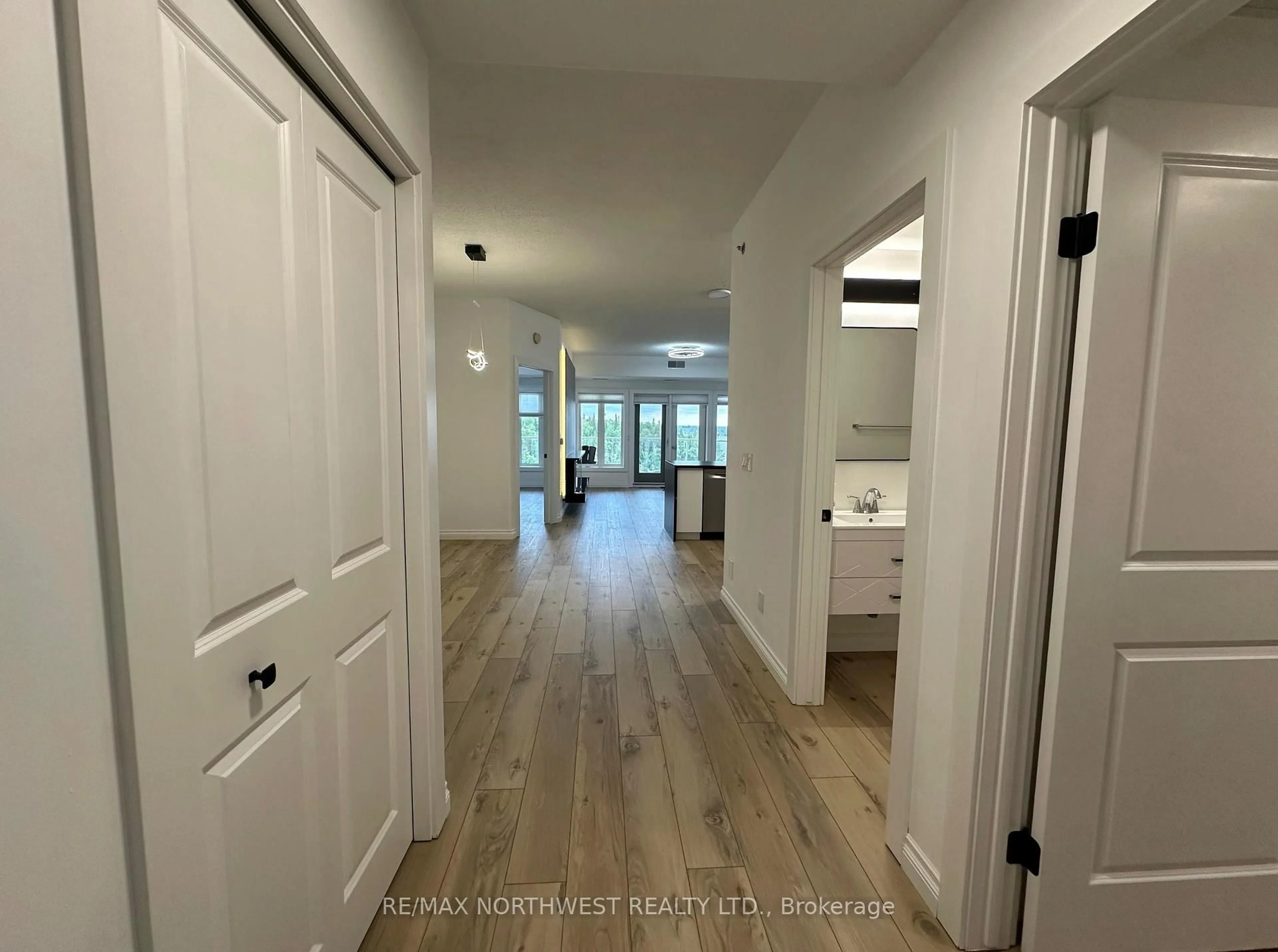 Indoor entryway for 604 - 5 Bay Road, Kenora Ontario P9N 3P3