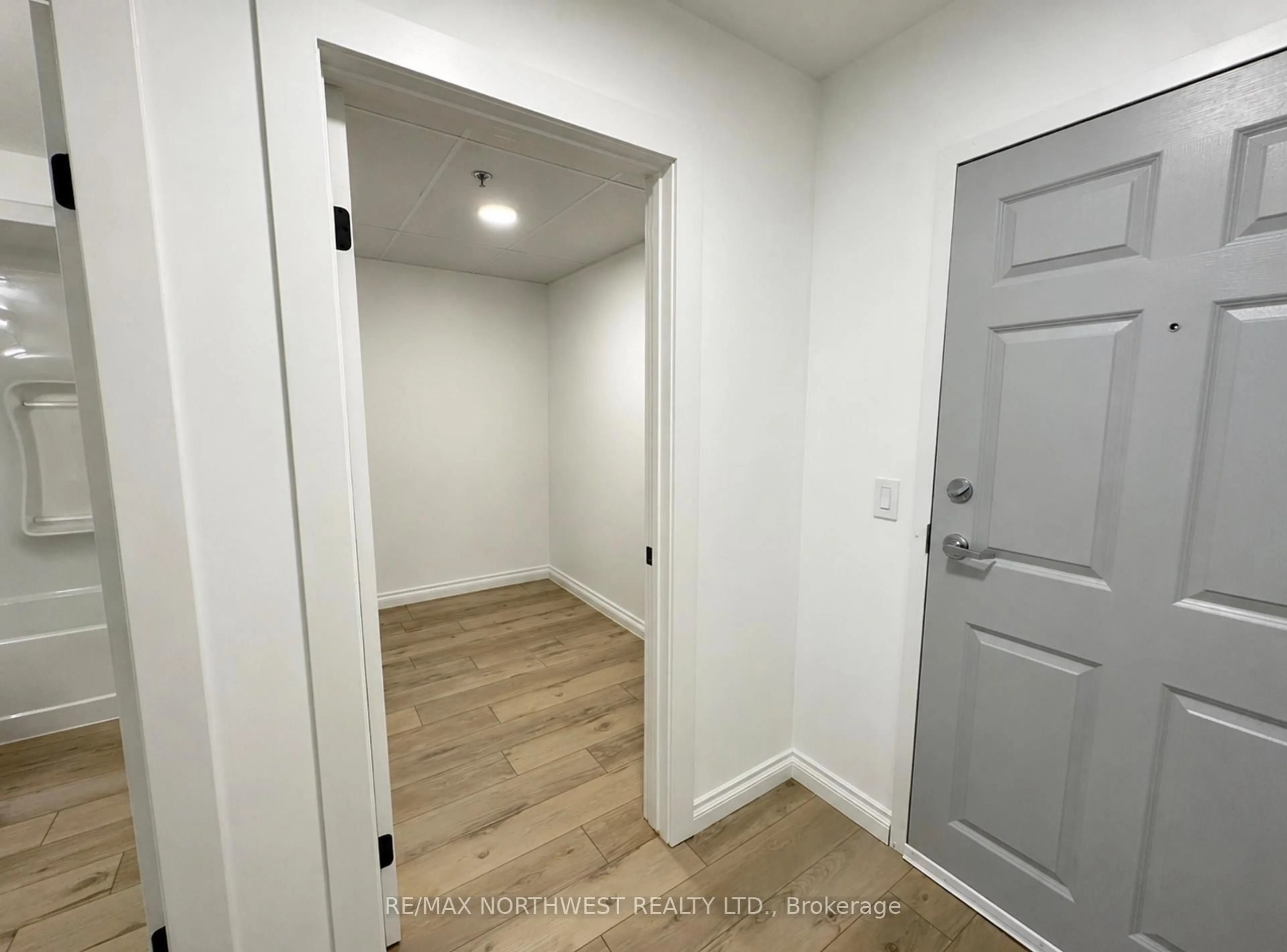 Indoor entryway for 604 - 5 Bay Road, Kenora Ontario P9N 3P3