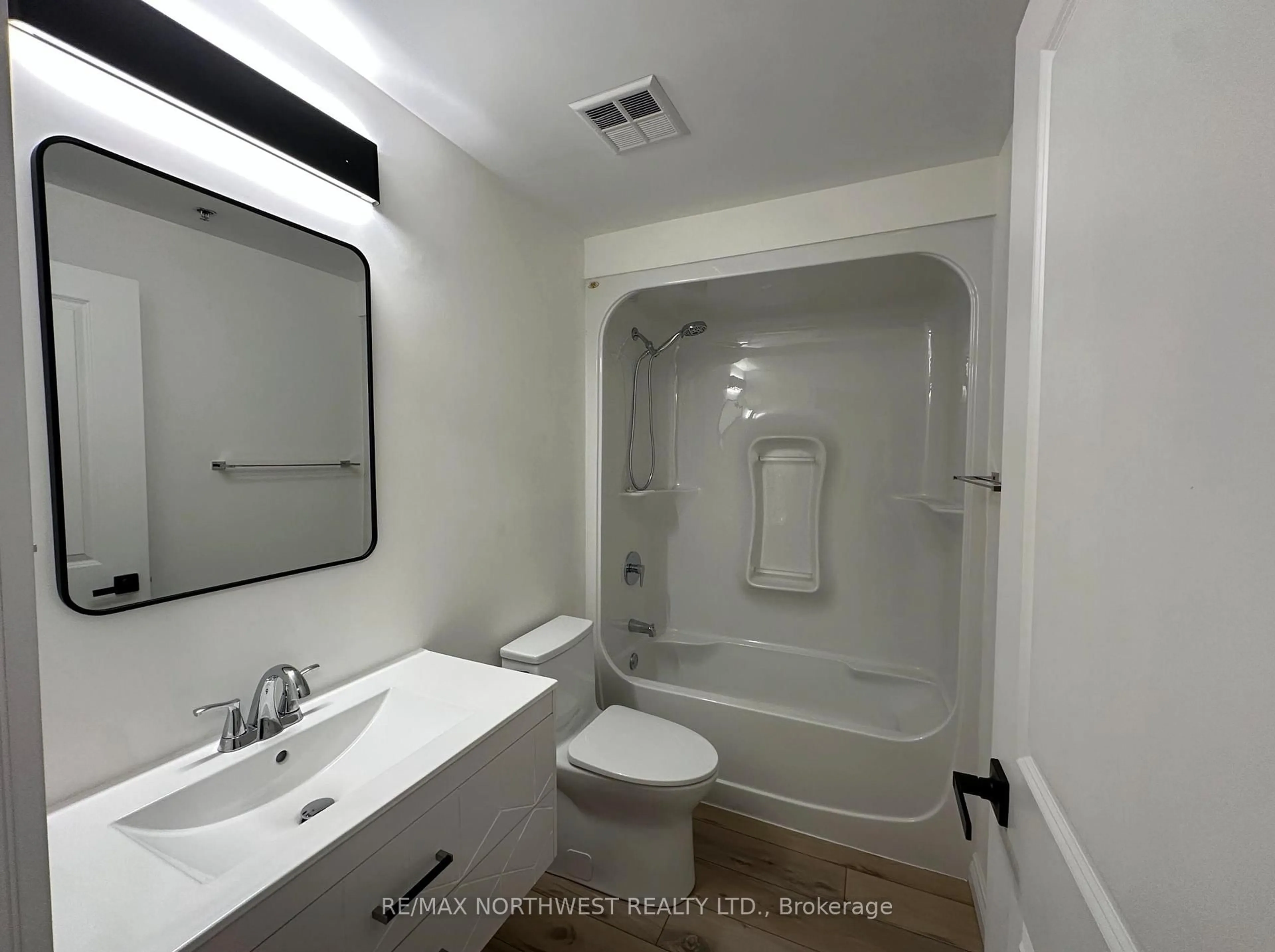 Standard bathroom, ceramic/tile floor for 604 - 5 Bay Road, Kenora Ontario P9N 3P3