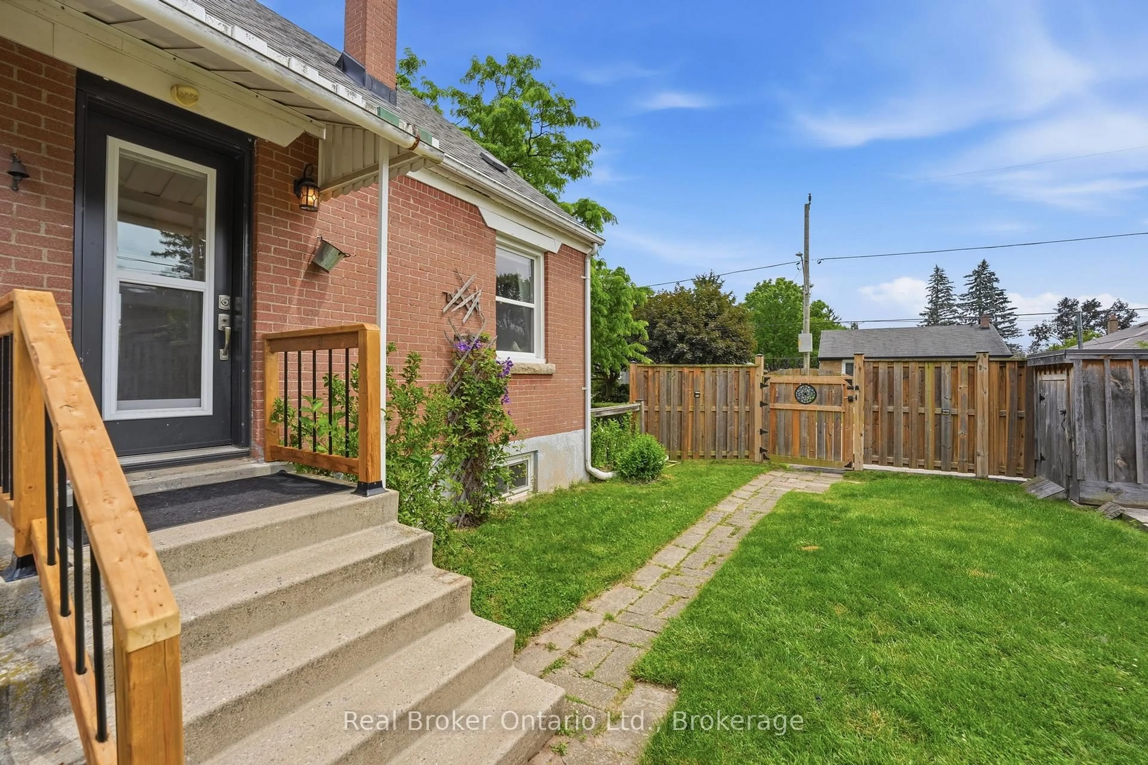 Patio, street for 1 Janis Crt, Hamilton Ontario L9H 1S8