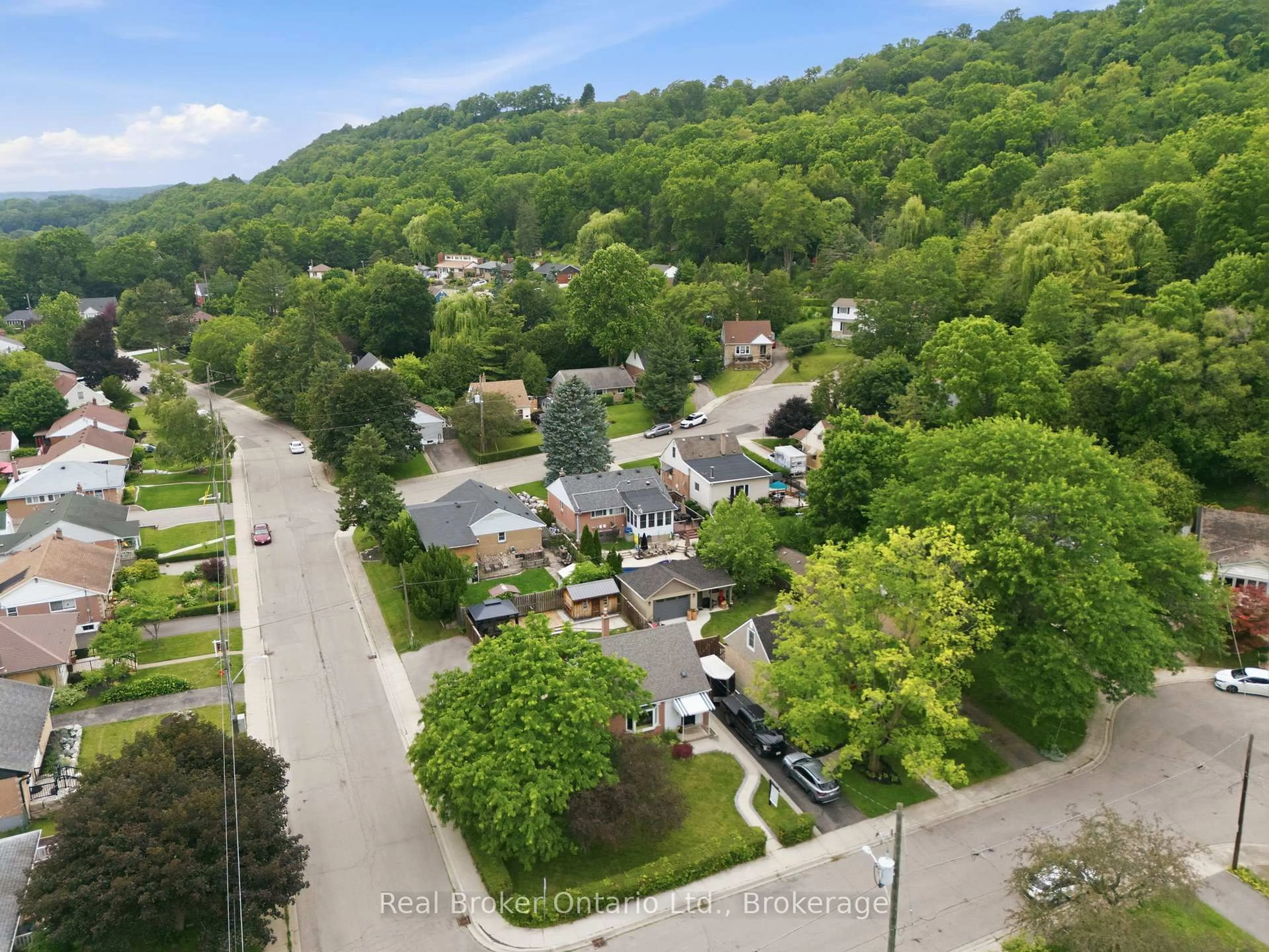 A pic from outside/outdoor area/front of a property/back of a property/a pic from drone, unknown for 1 Janis Crt, Hamilton Ontario L9H 1S8