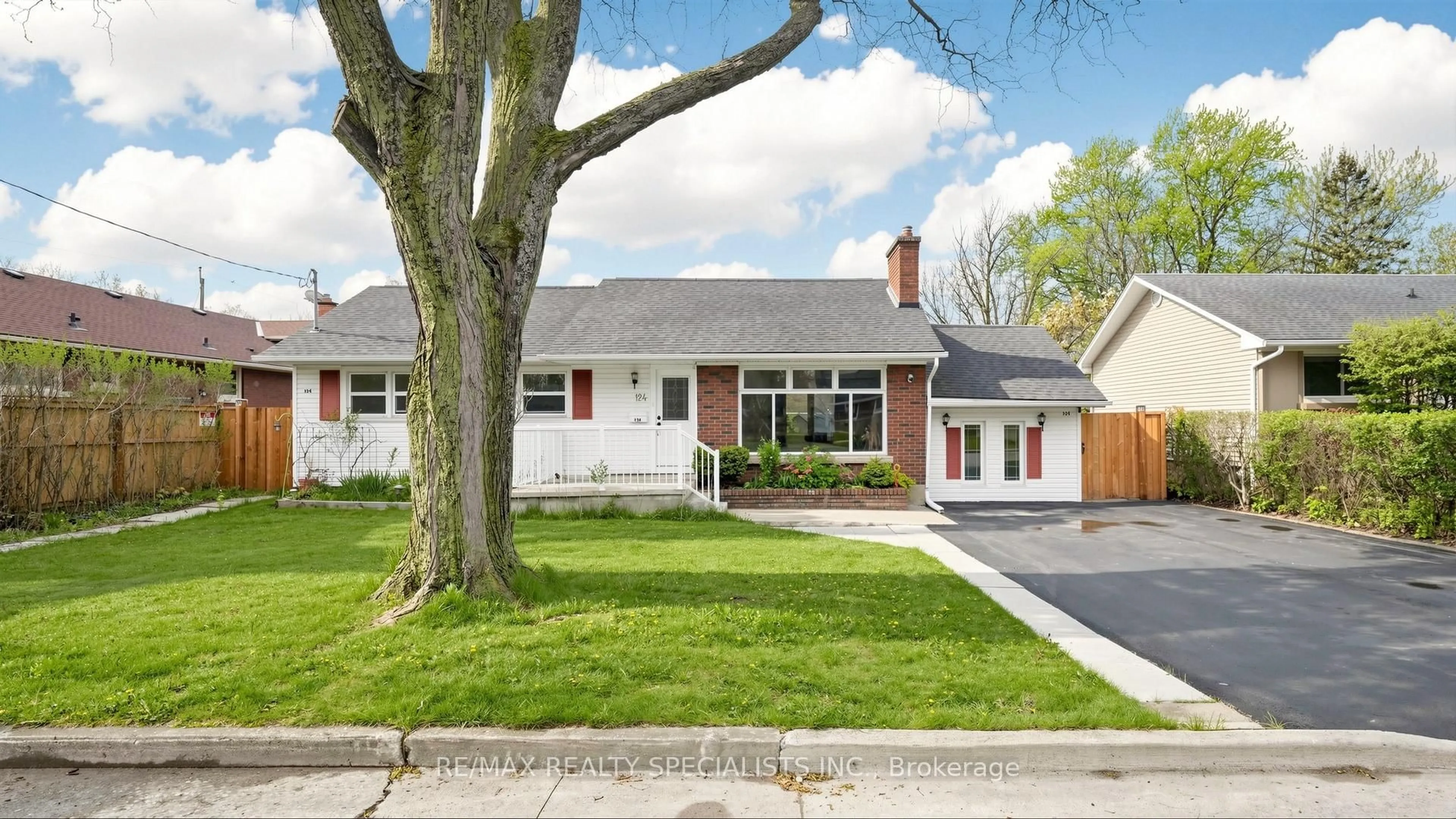Home with brick exterior material, street for 124 Village Rd, St. Catharines Ontario L2R 3C1