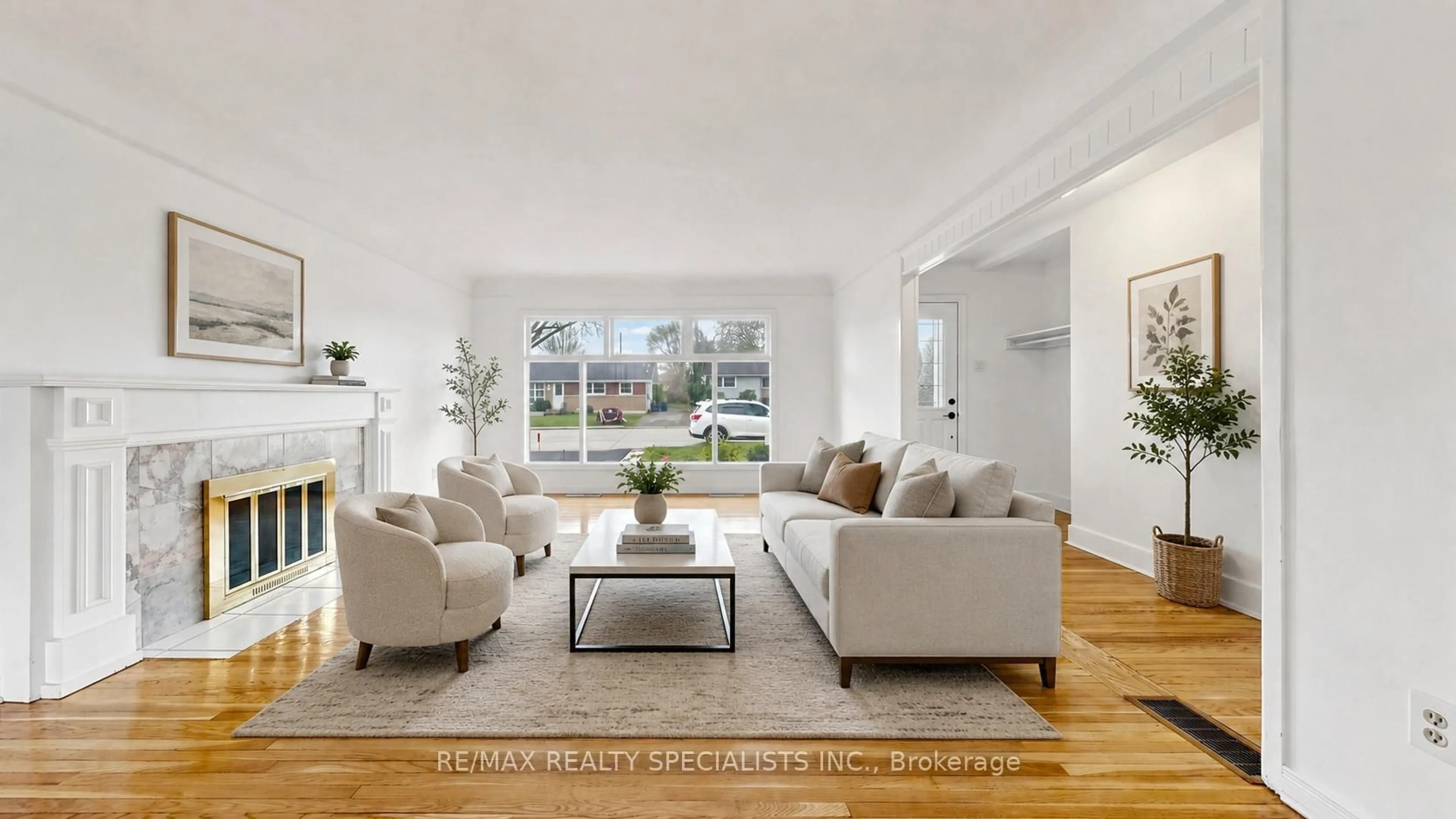 Living room with furniture, unknown for 124 Village Rd, St. Catharines Ontario L2R 3C1