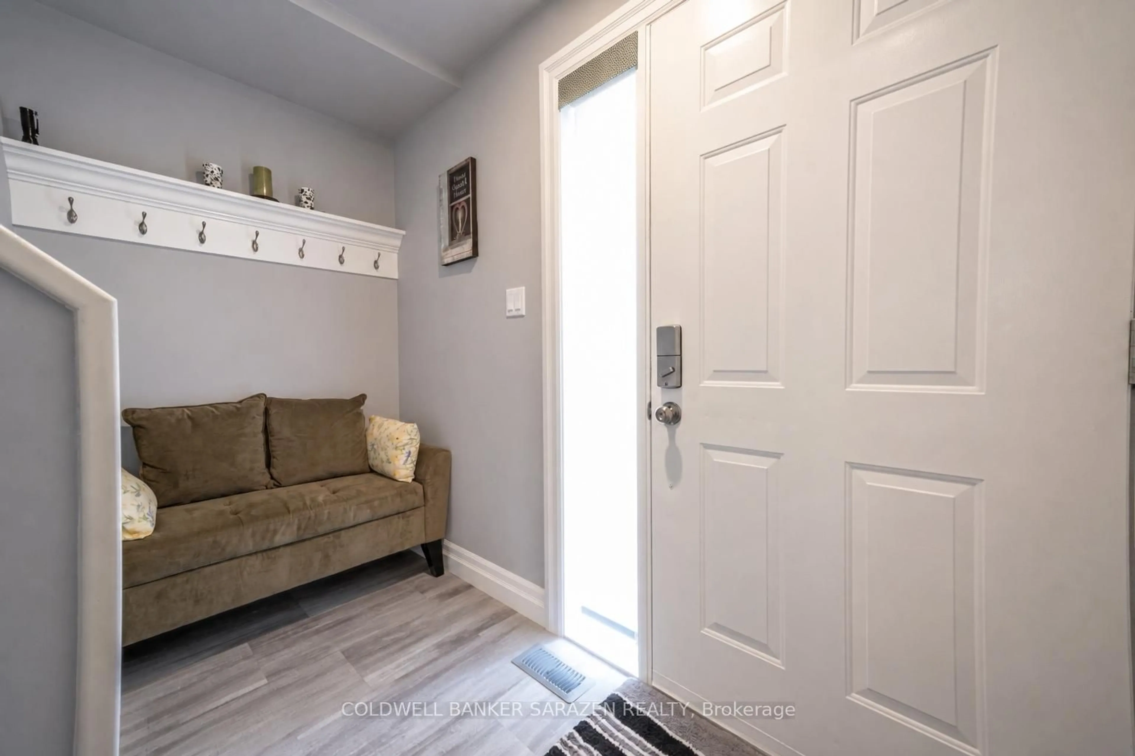 Indoor entryway for 818 Eighth St, Renfrew Ontario K7V 4K9