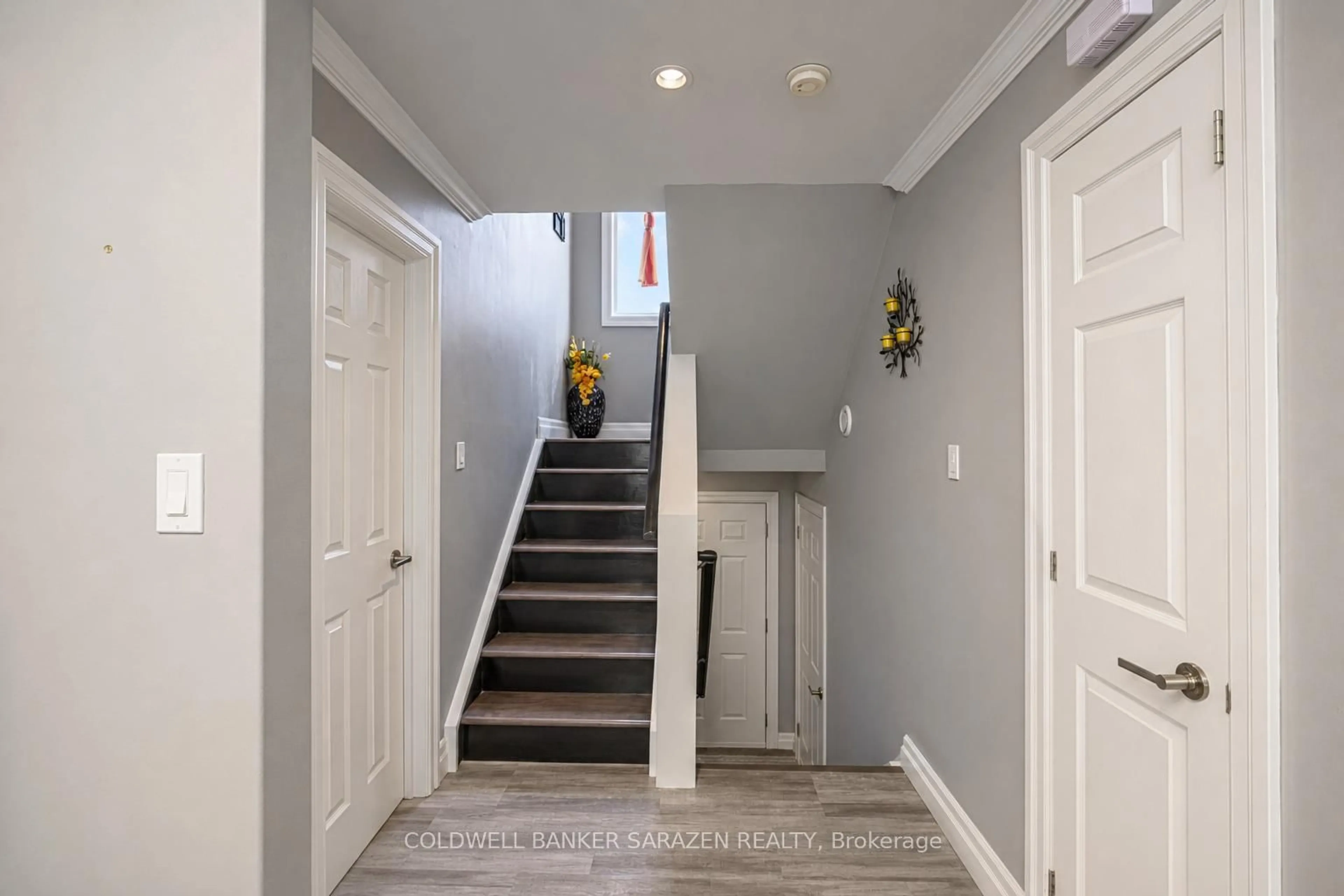 Indoor entryway for 818 Eighth St, Renfrew Ontario K7V 4K9
