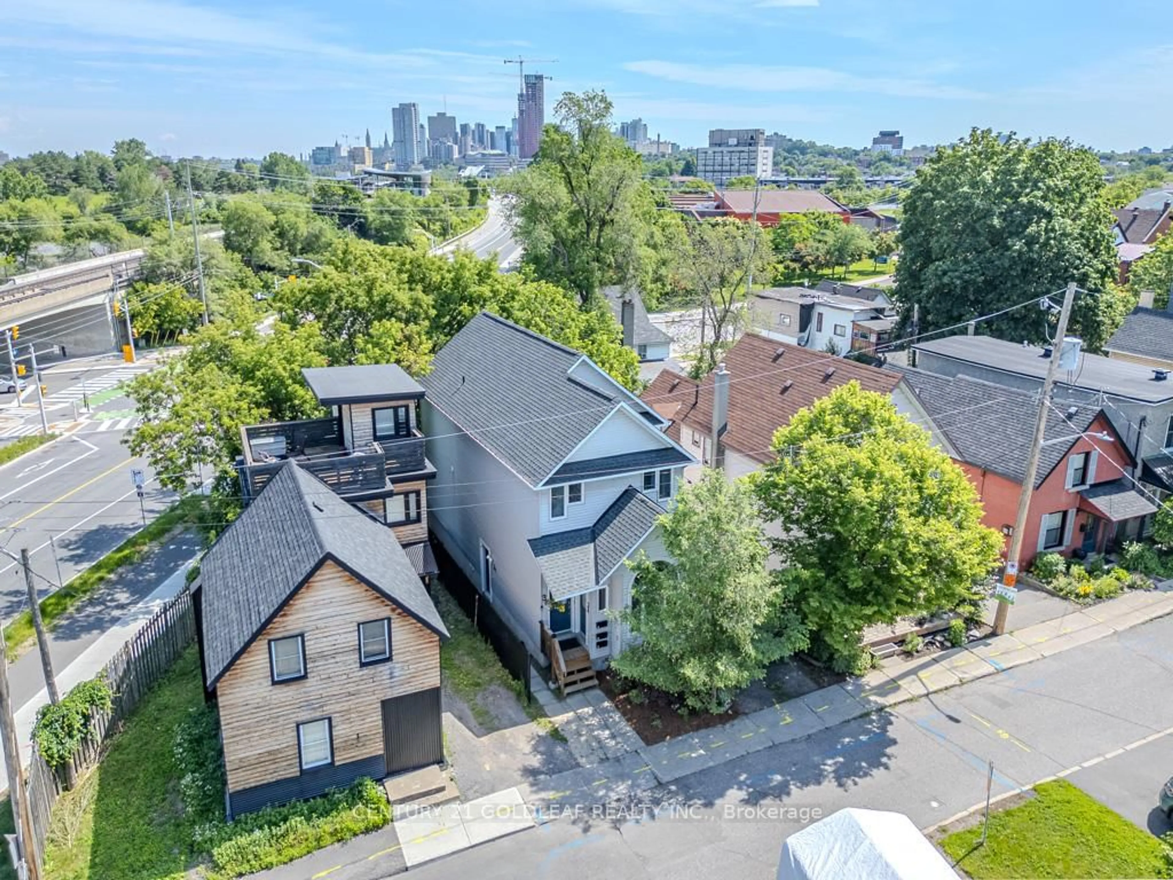 A pic from outside/outdoor area/front of a property/back of a property/a pic from drone, city buildings view from balcony for 3 Hilda St, Ottawa Ontario K1Y 2B1