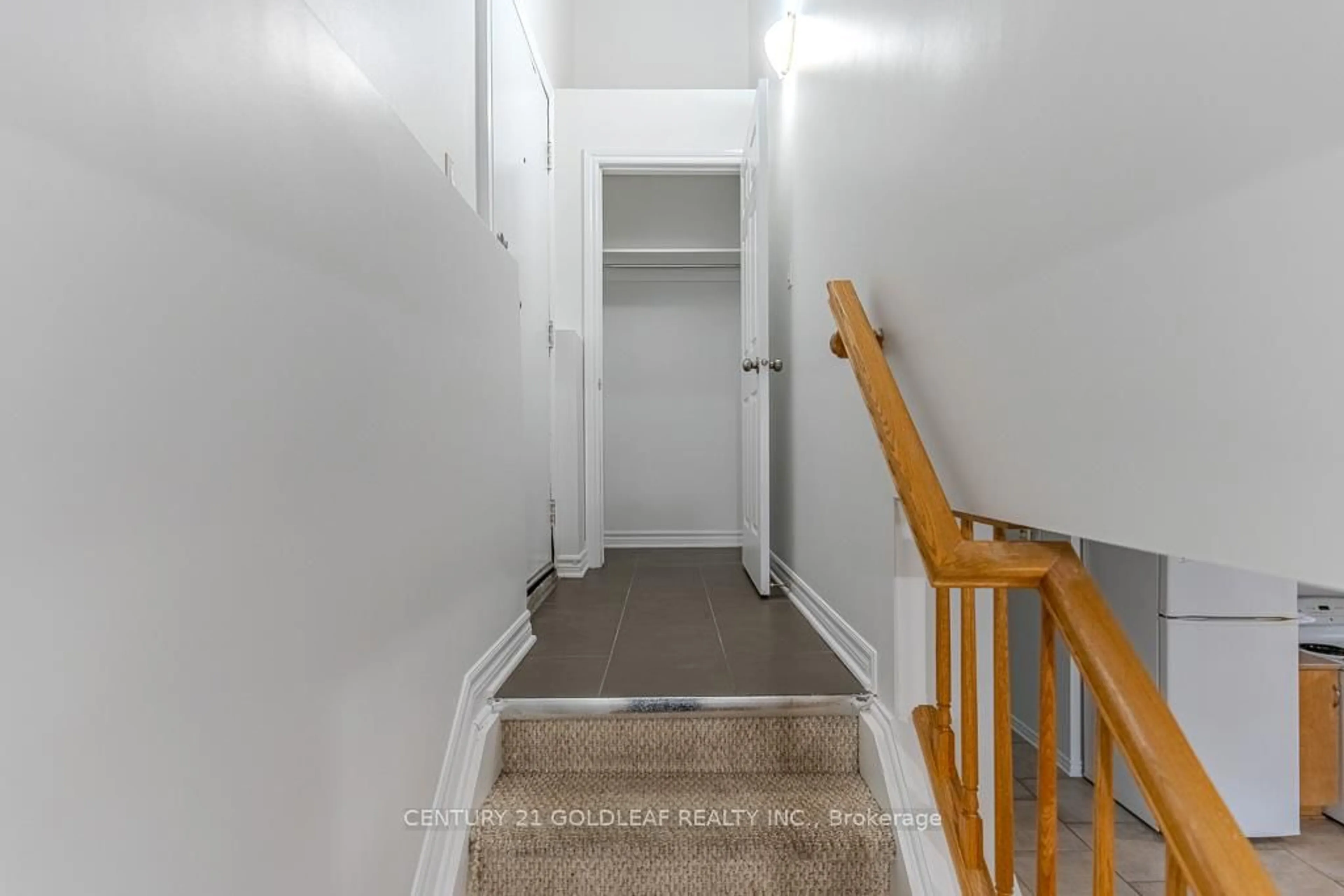 Indoor foyer for 3 Hilda St, Ottawa Ontario K1Y 2B1