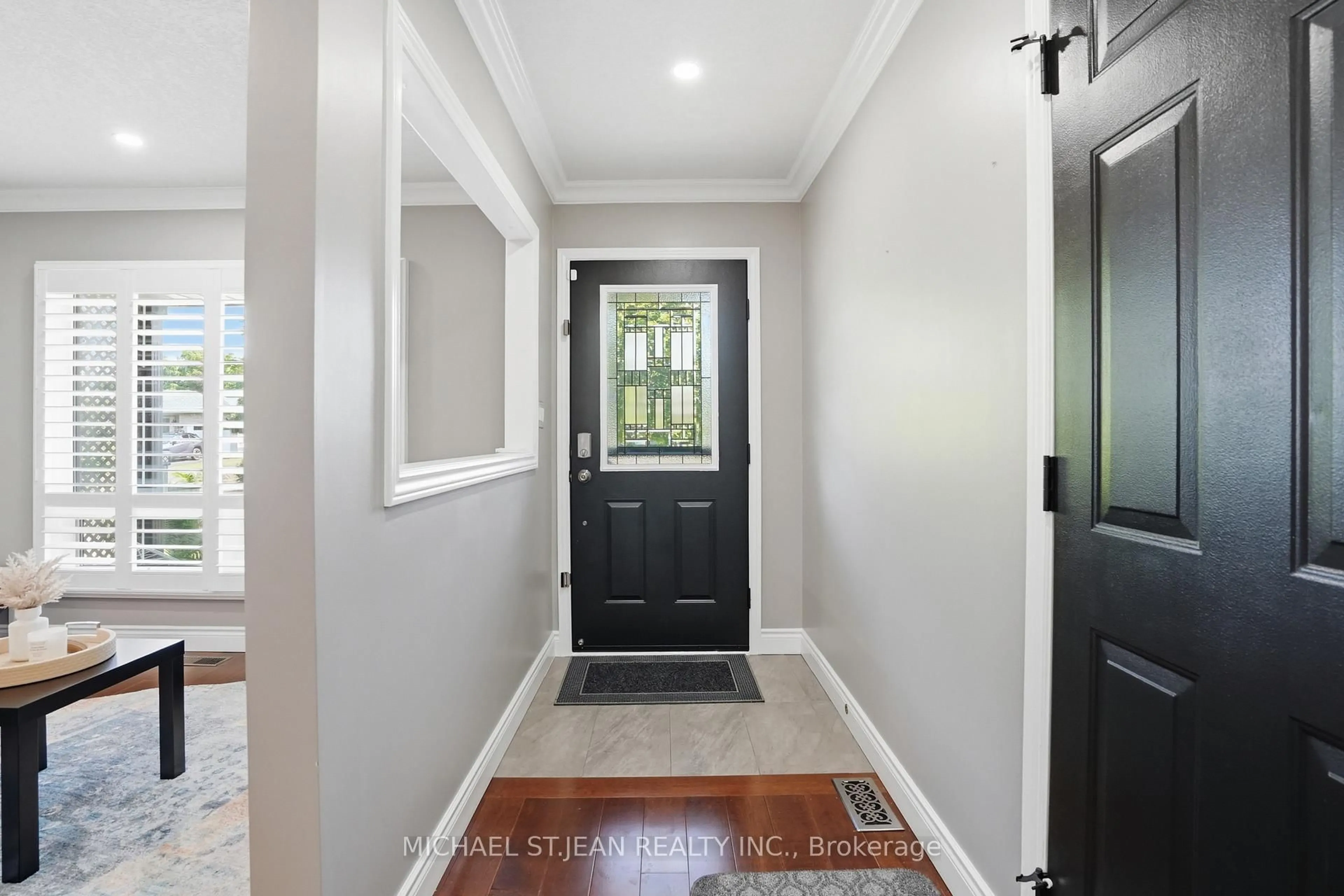 Indoor entryway for 45 Sandra Cres, Grimsby Ontario L3M 4Y9
