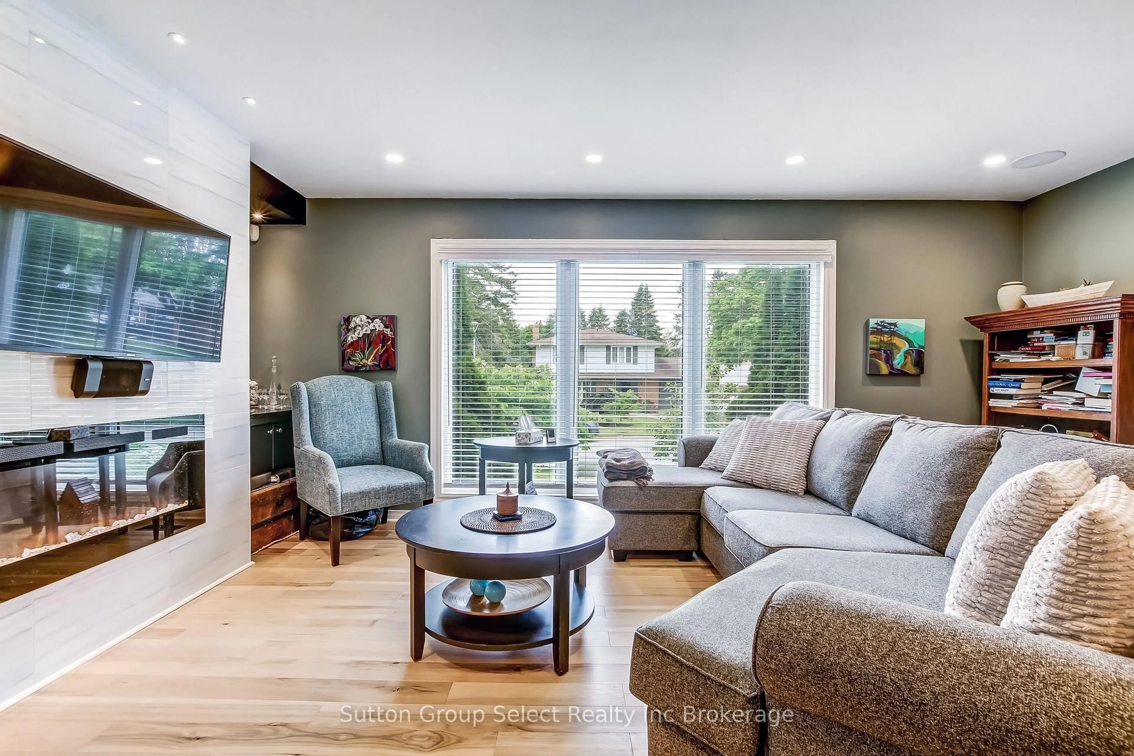Living room with furniture, wood/laminate floor for 468 Lee Ave, Woodstock Ontario N4S 6Y3