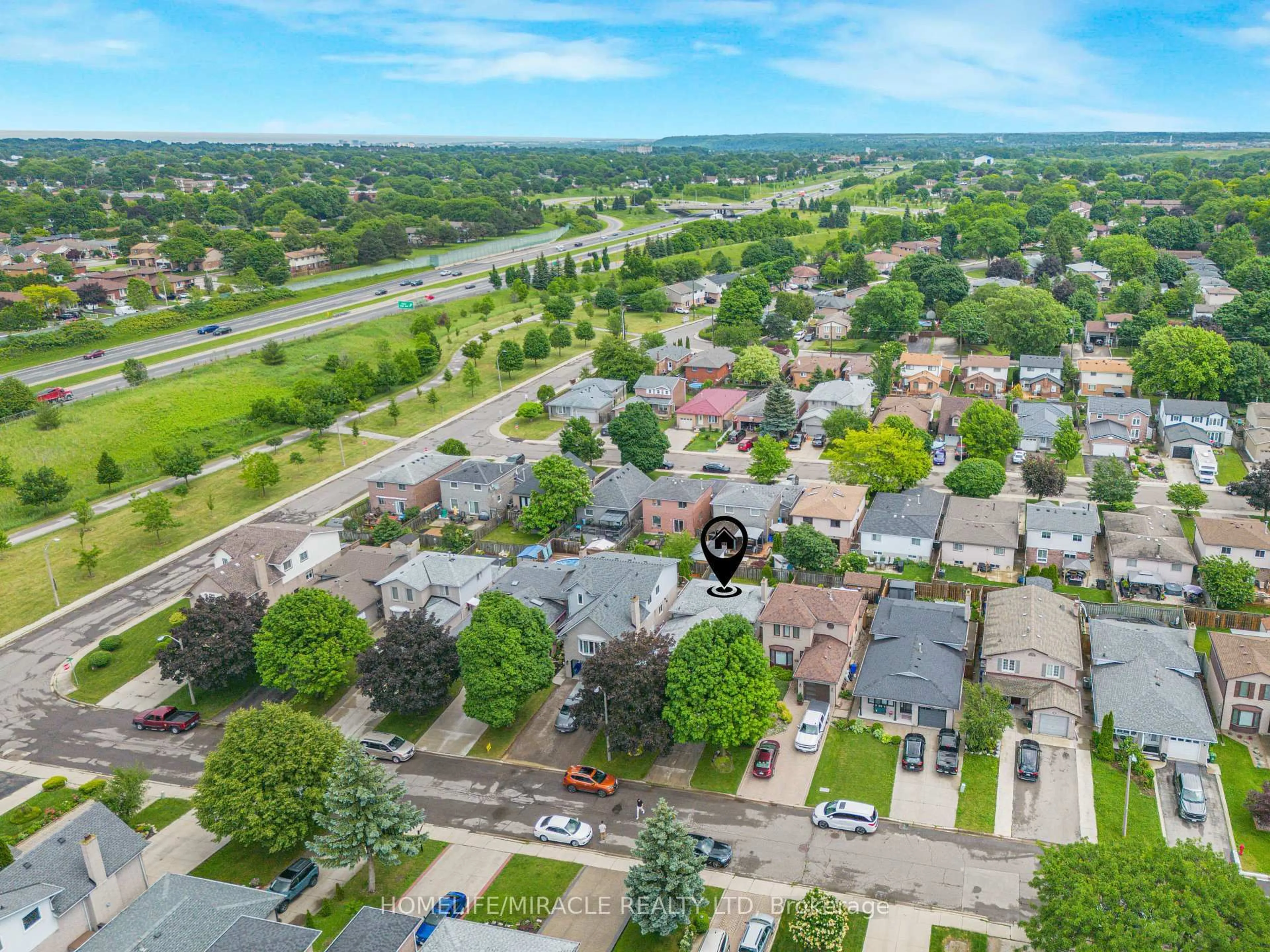 A pic from outside/outdoor area/front of a property/back of a property/a pic from drone, street for 23 Millpond Pl, Hamilton Ontario L8W 2W6