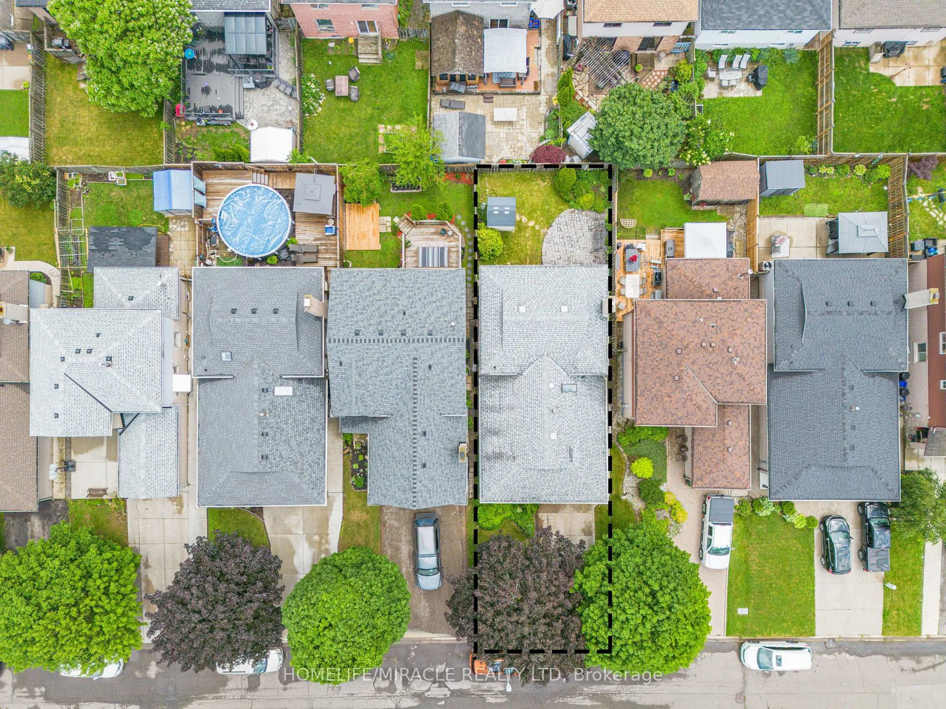 A pic from outside/outdoor area/front of a property/back of a property/a pic from drone, street for 23 Millpond Pl, Hamilton Ontario L8W 2W6
