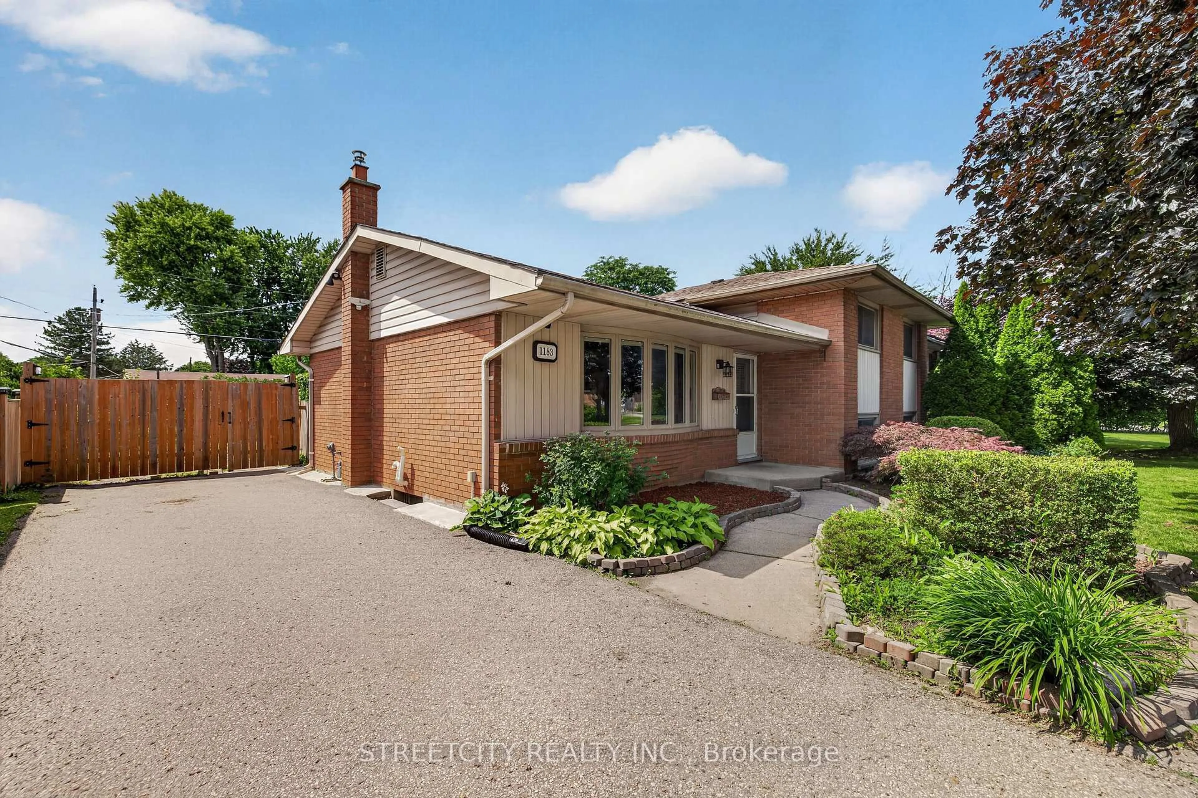 A pic from outside/outdoor area/front of a property/back of a property/a pic from drone, street for 1183 Sorrel Rd, London East Ontario N5V 2N4