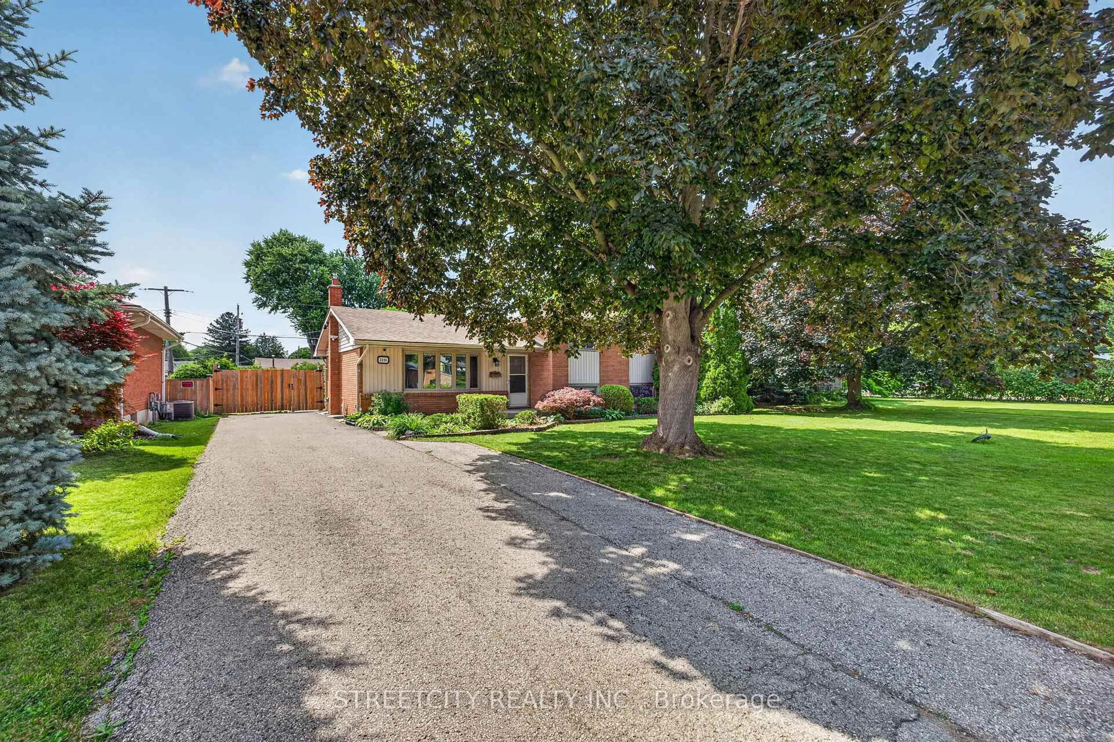 A pic from outside/outdoor area/front of a property/back of a property/a pic from drone, street for 1183 Sorrel Rd, London East Ontario N5V 2N4