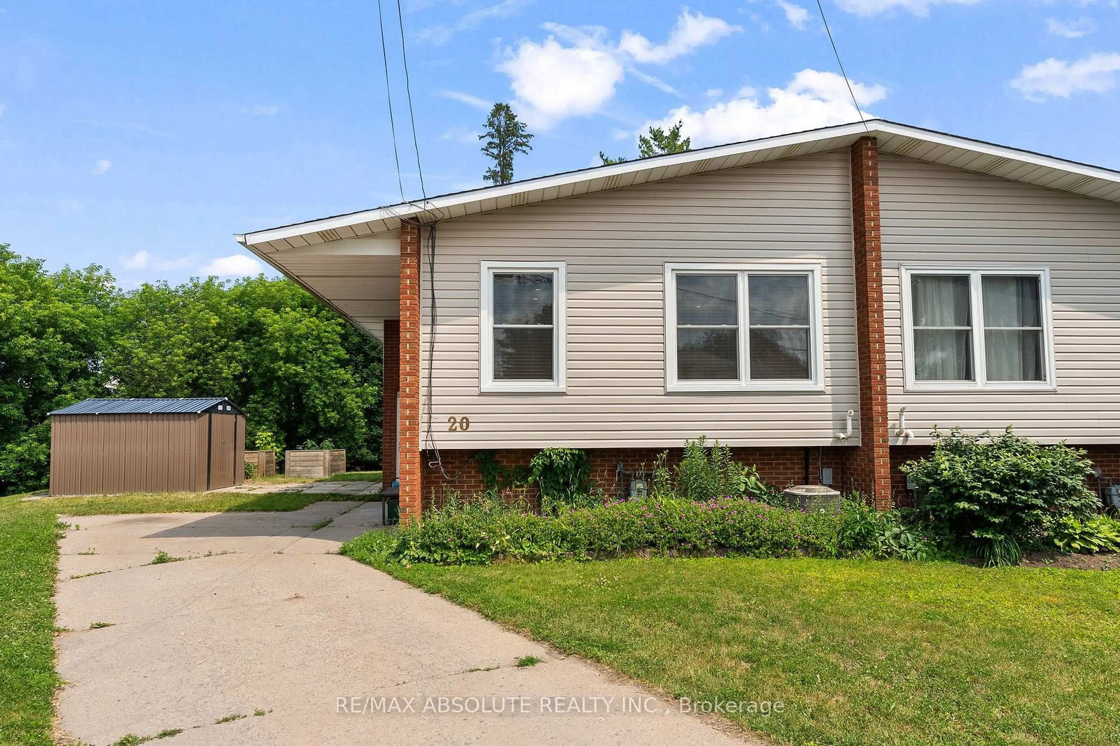 Home with vinyl exterior material, street for 20 Sullivan Cres, Arnprior Ontario K7S 2Y1