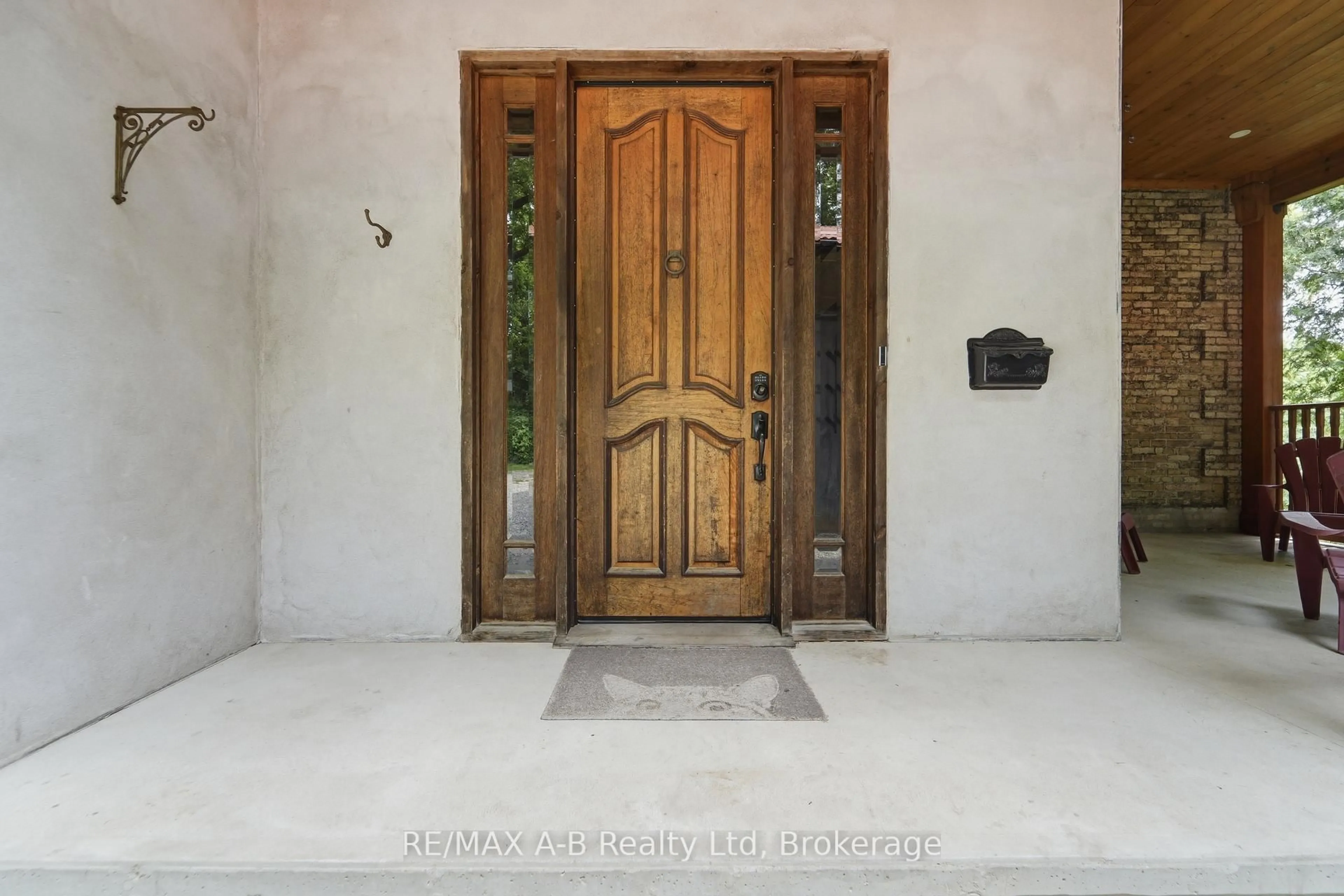 Indoor entryway for 84 Church St, St. Marys Ontario N4X 1A3