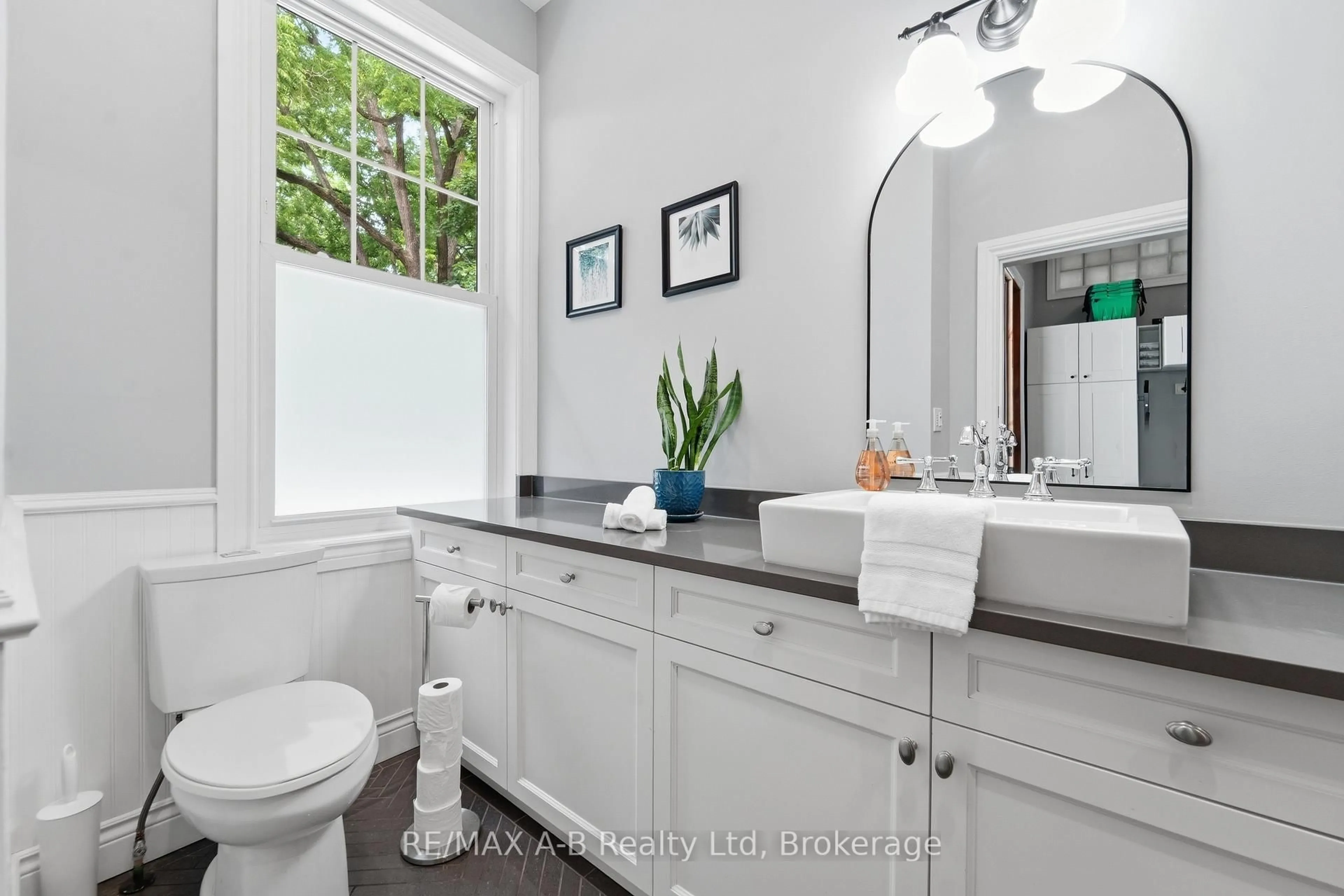 Contemporary bathroom, ceramic/tile floor for 84 Church St, St. Marys Ontario N4X 1A3