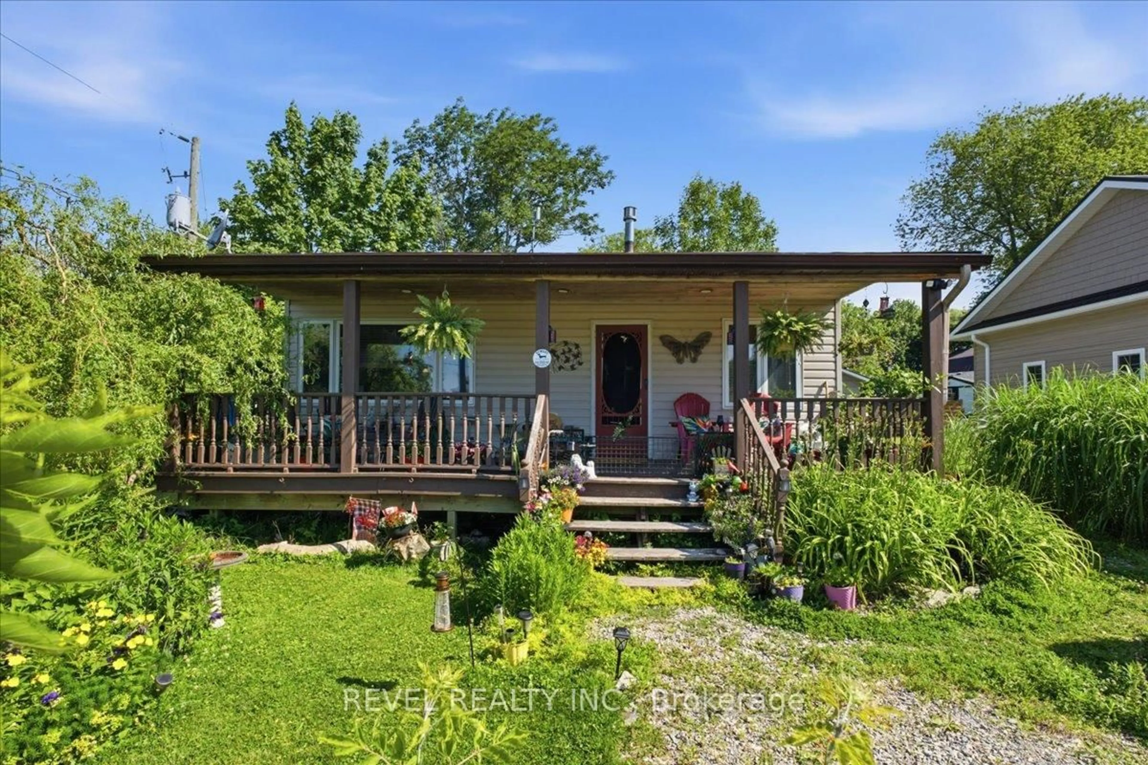 A pic from outside/outdoor area/front of a property/back of a property/a pic from drone, street for 13 Winger Dr, Haldimand Ontario N0A 1P0