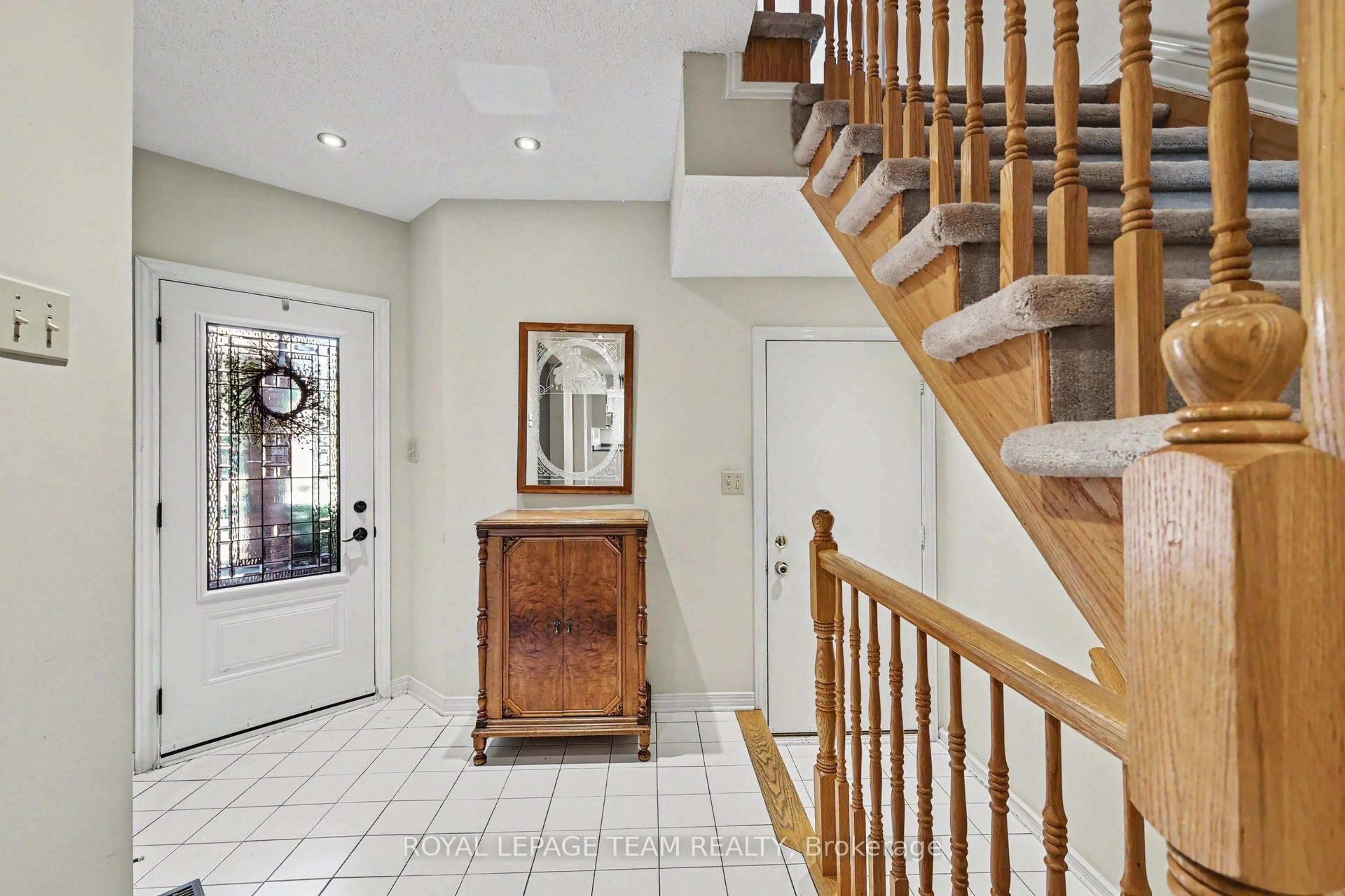 Indoor foyer for 86 Winnegreen Crt, Ottawa Ontario K1G 5S4