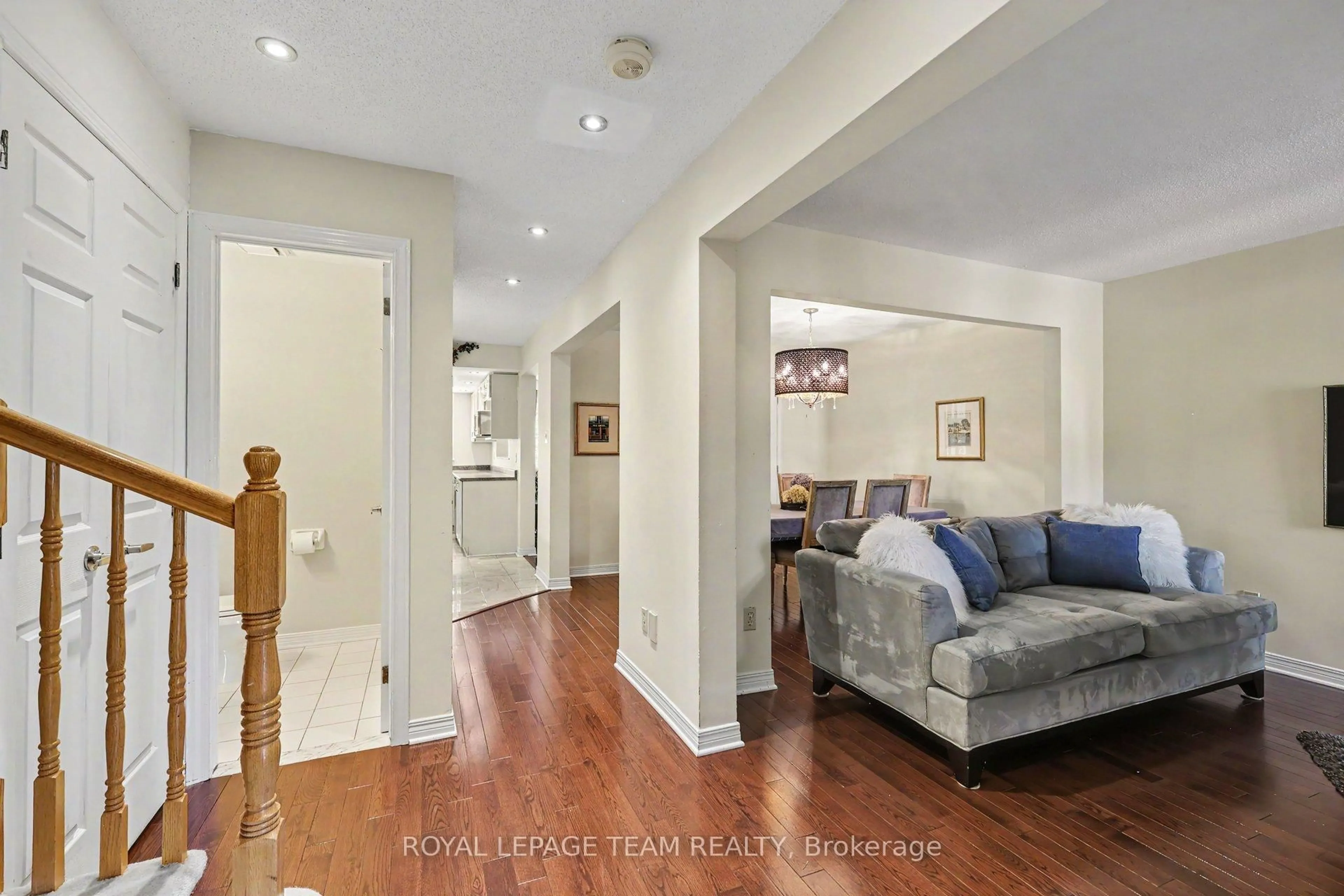 Indoor entryway for 86 Winnegreen Crt, Ottawa Ontario K1G 5S4
