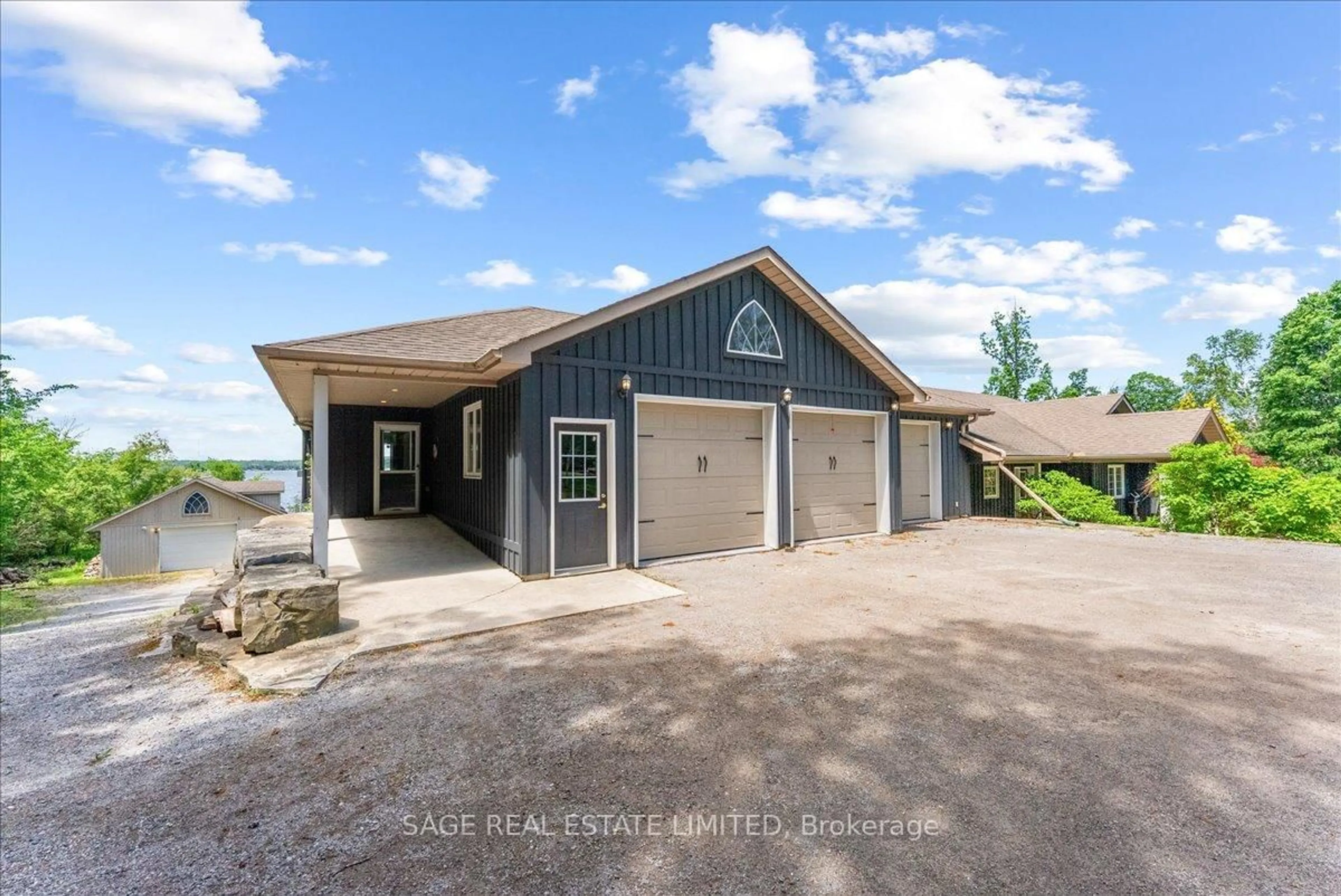 Indoor garage for 1634 Morris Ave, Selwyn Ontario K0L 1T0