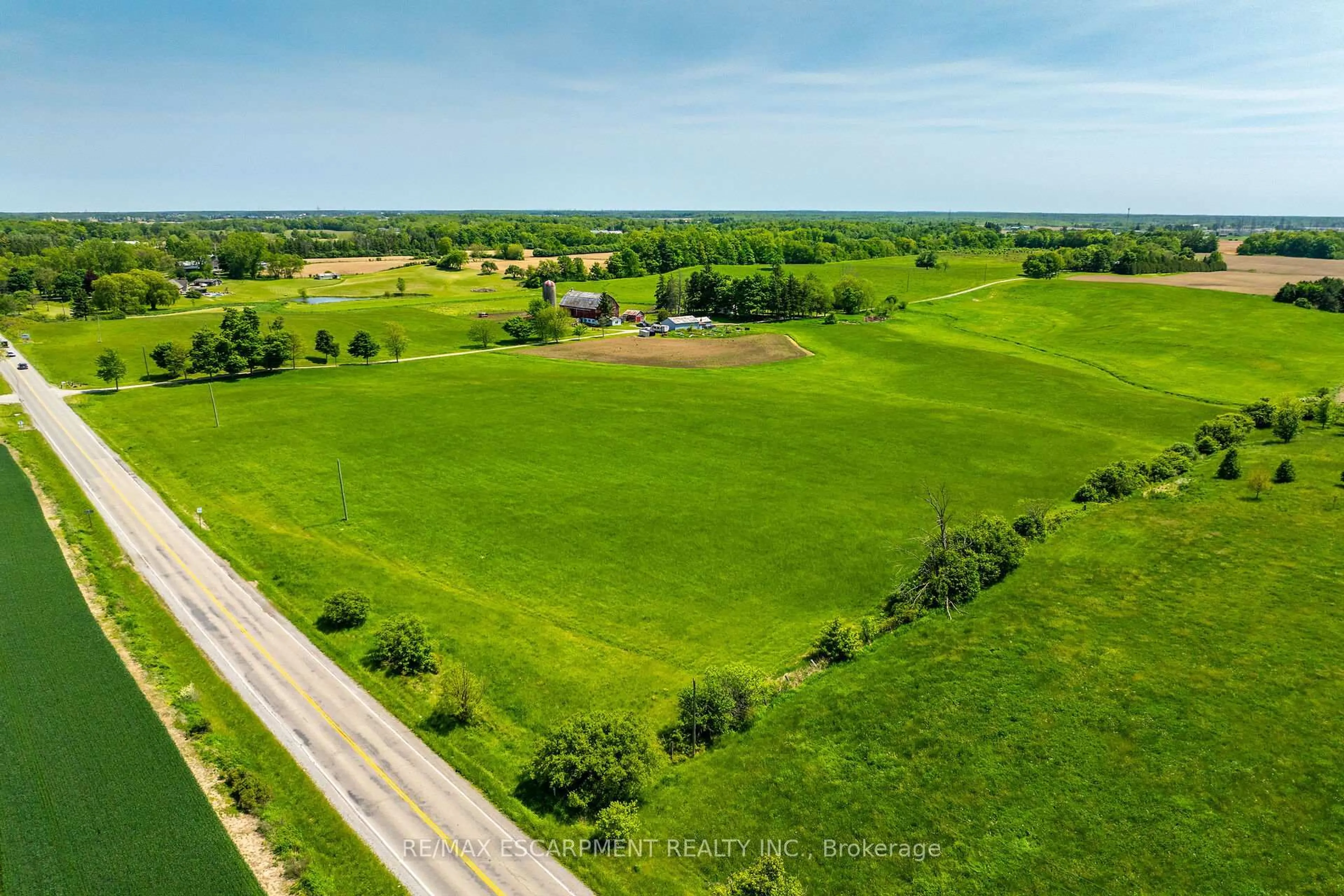 A pic from outside/outdoor area/front of a property/back of a property/a pic from drone, unknown for 1216 SAWMILL Rd, Hamilton Ontario L9G 3L1