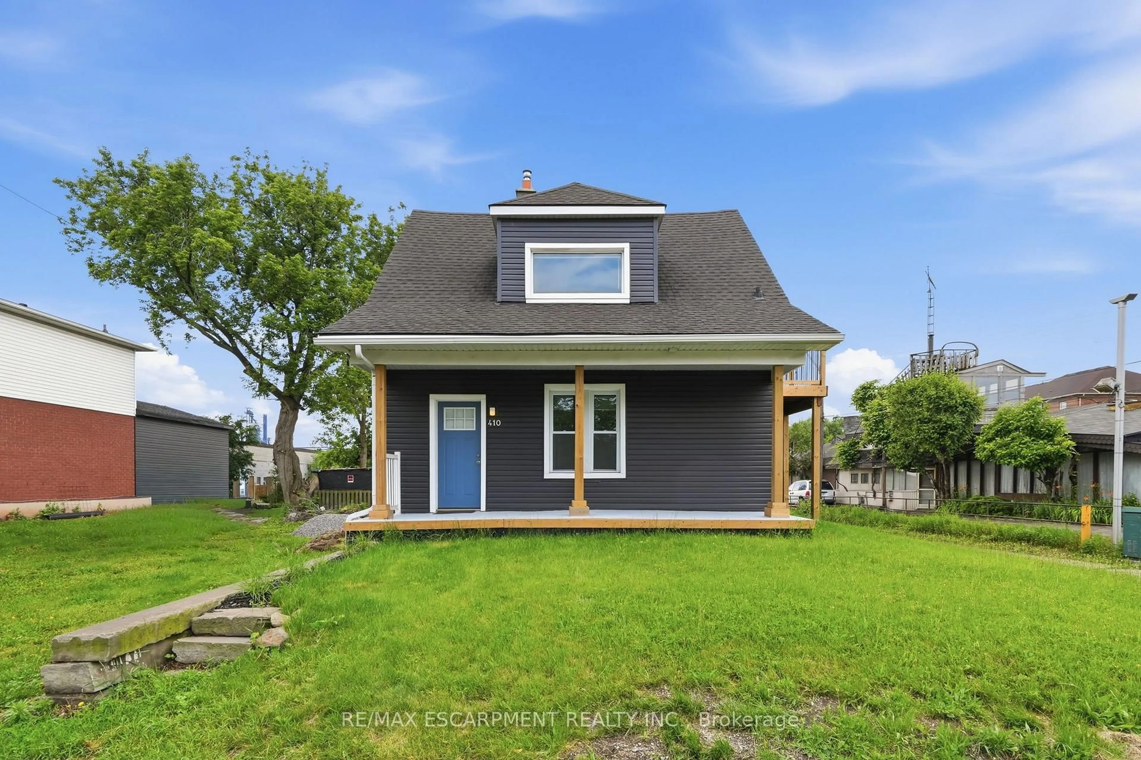 Home with vinyl exterior material, street for 410 Beach Blvd, Hamilton Ontario L8H 6W7