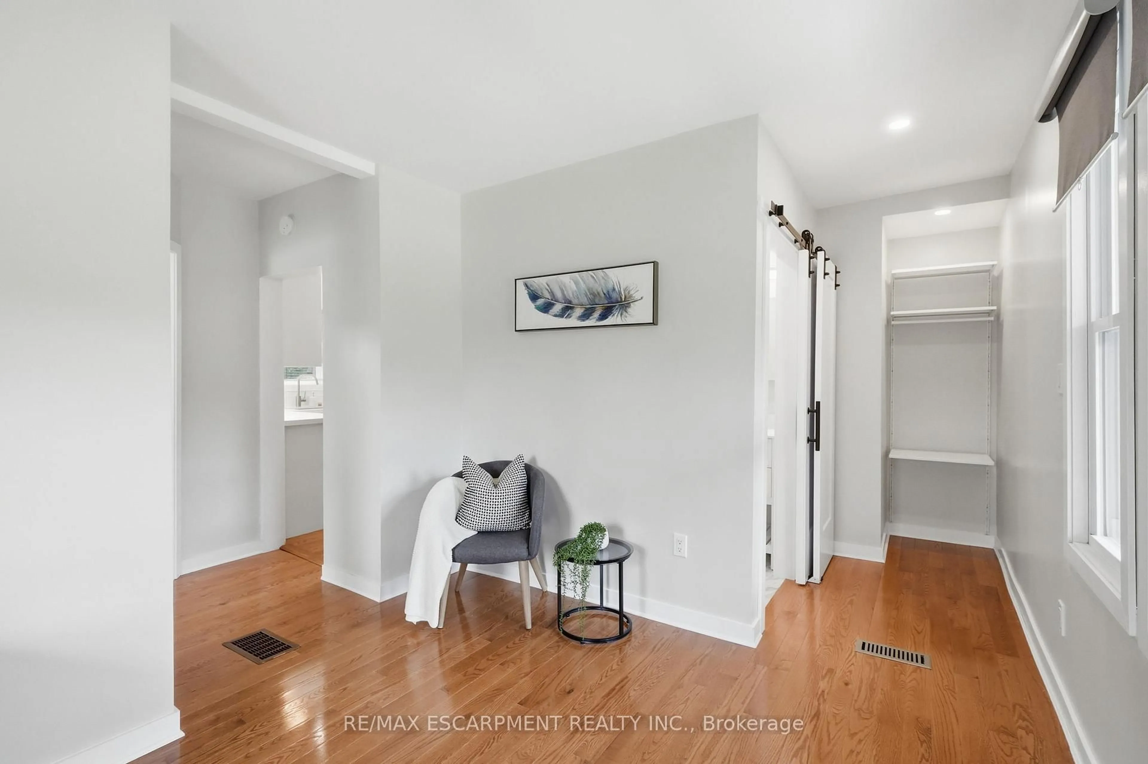 Indoor entryway for 410 Beach Blvd, Hamilton Ontario L8H 6W7