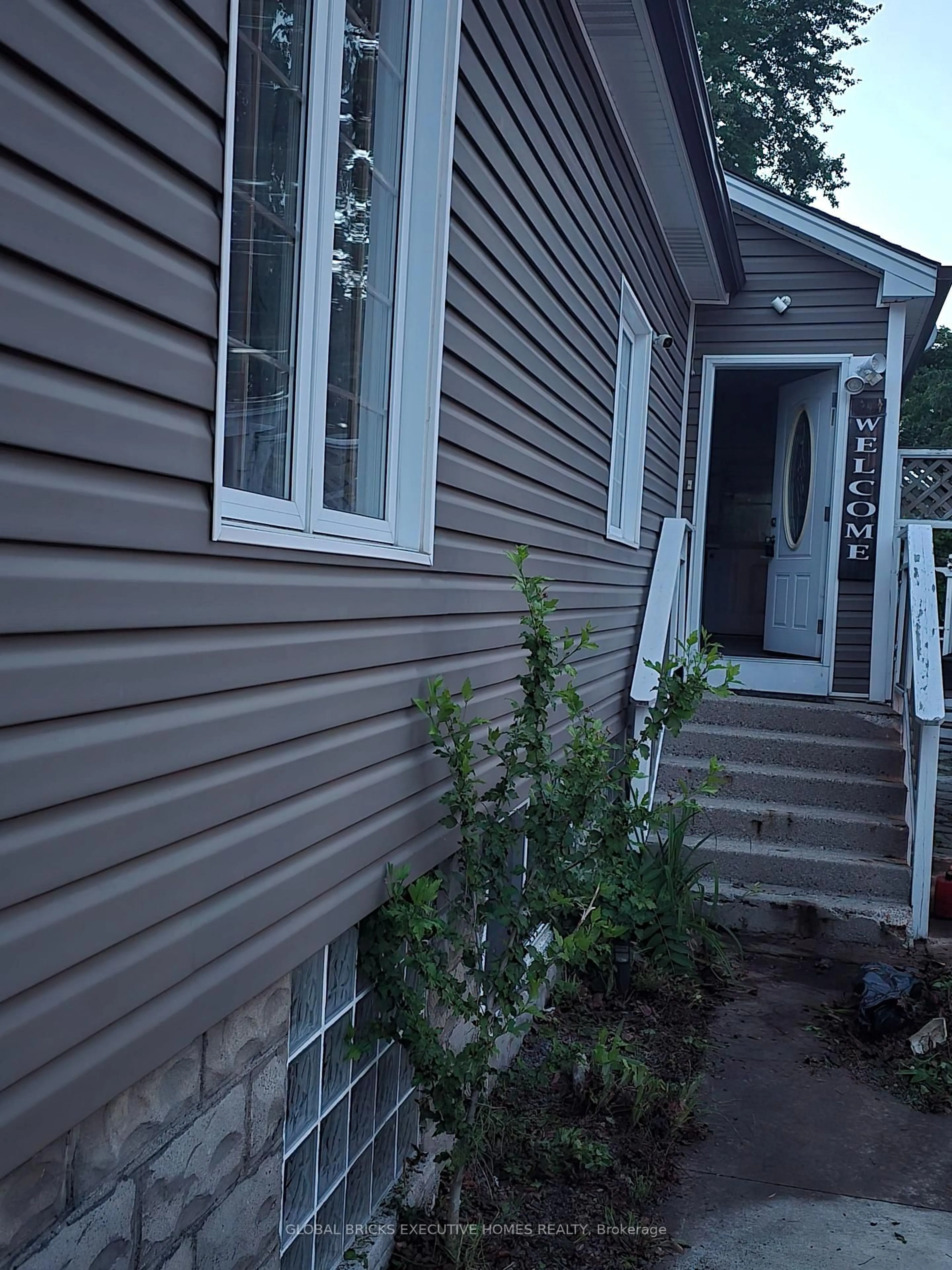 Home with vinyl exterior material, street for 276 Cameron St, Sarnia Ontario N7T 4B3