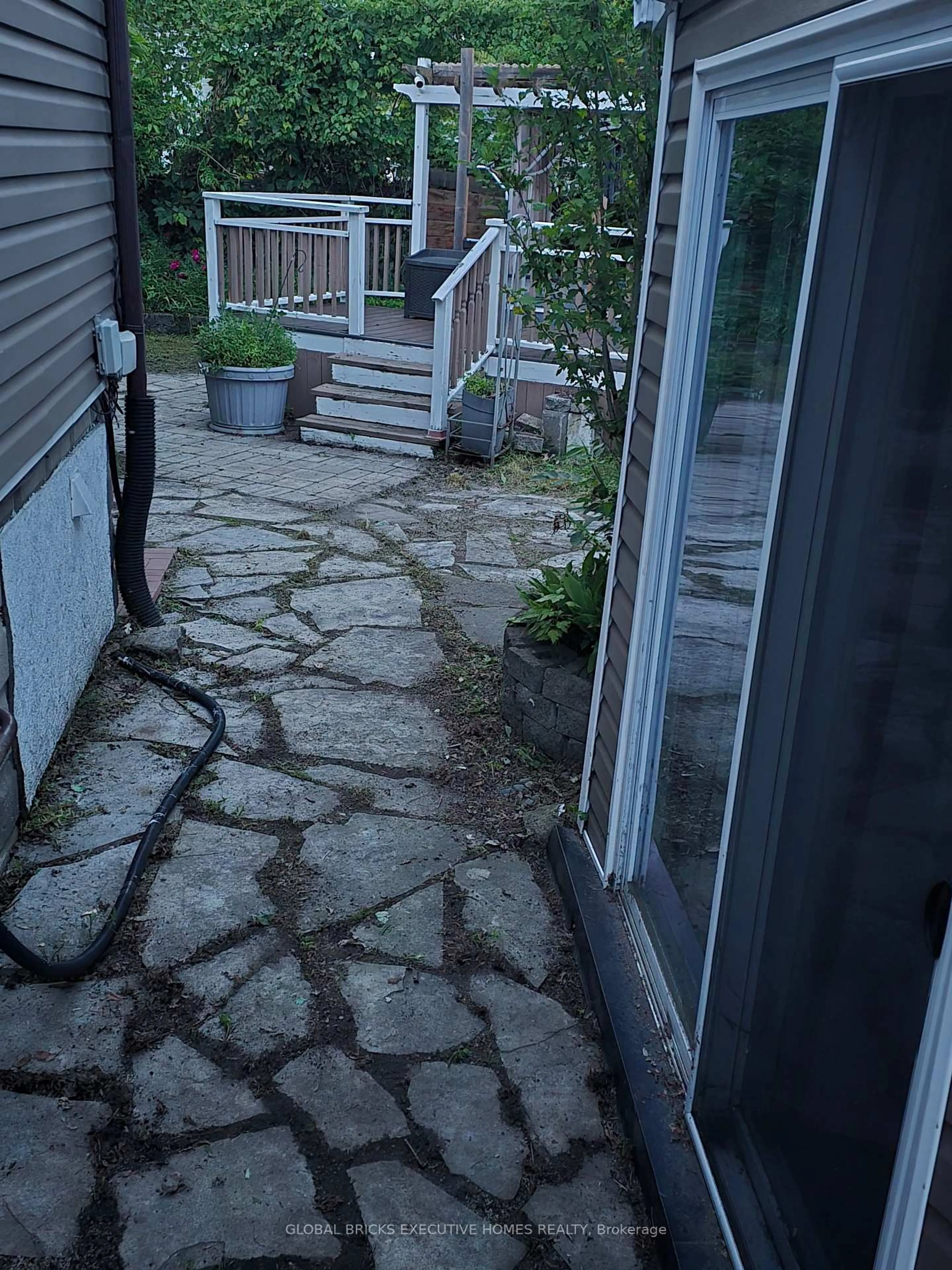 Patio, street for 276 Cameron St, Sarnia Ontario N7T 4B3