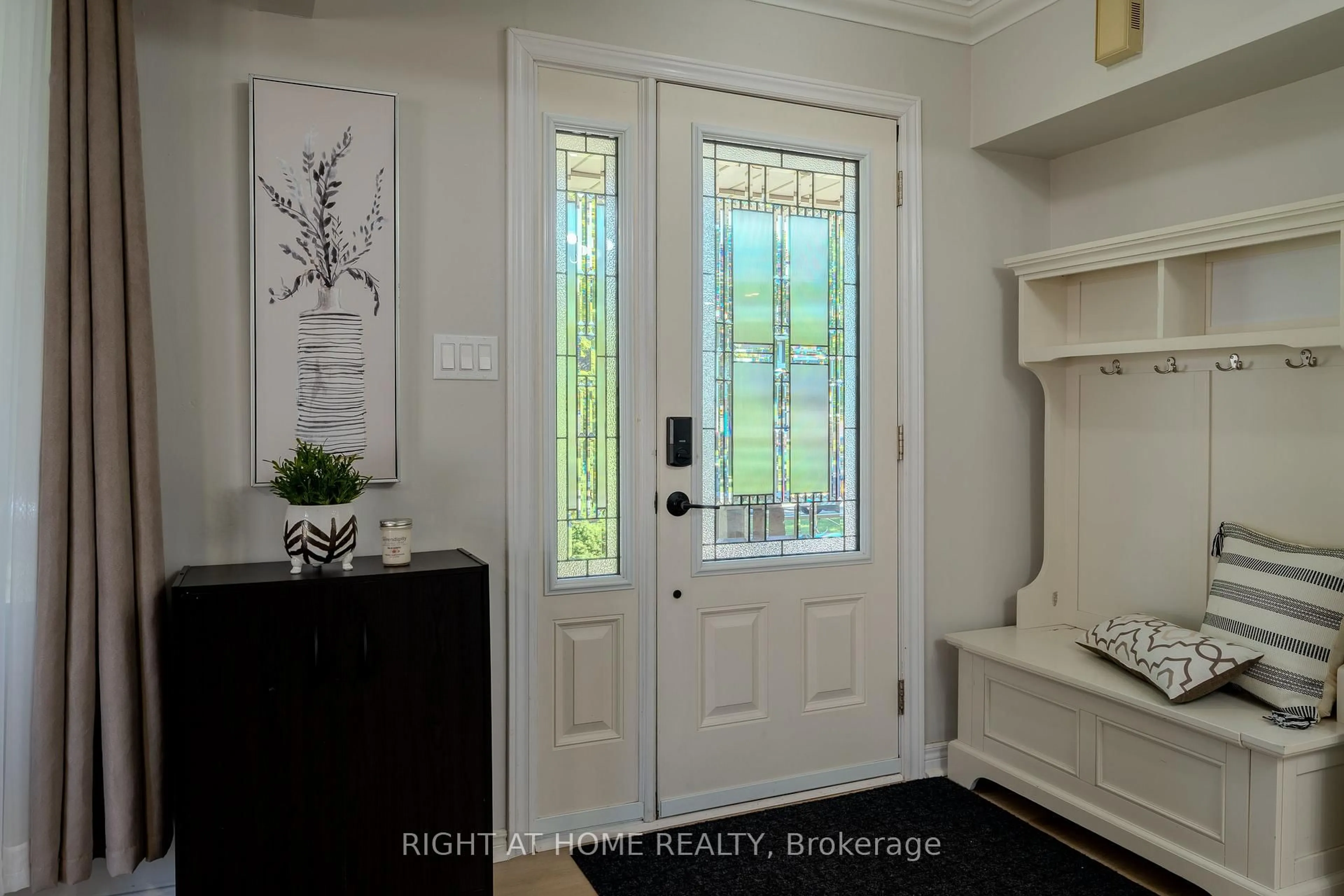 Indoor entryway for 80 Chilton Dr, Hamilton Ontario L8J 1M4