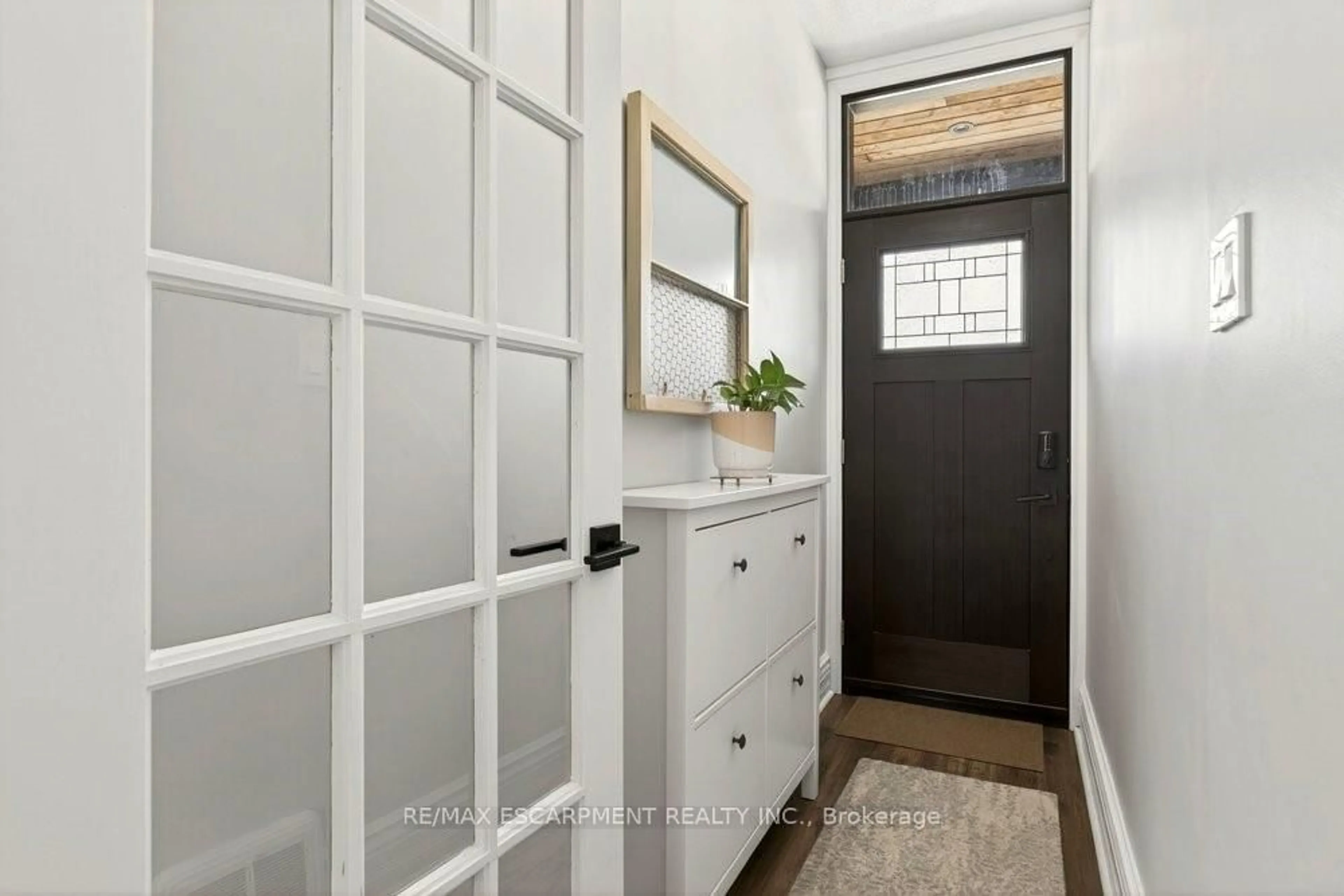 Indoor entryway for 13 Richmond St, Hamilton Ontario L8P 4J3