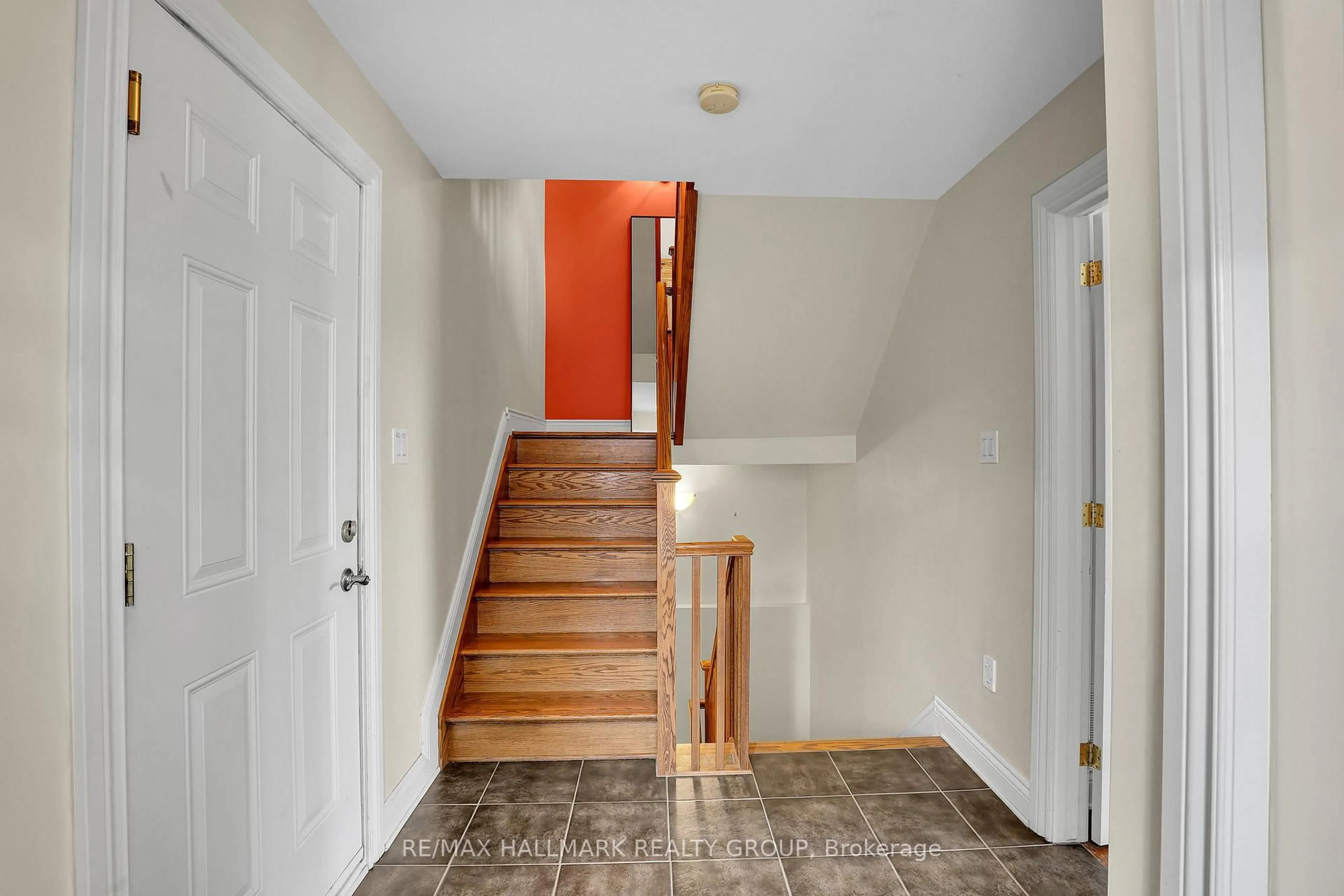 Indoor entryway for 3356 CARLING Ave, Ottawa Ontario K2H 0A7