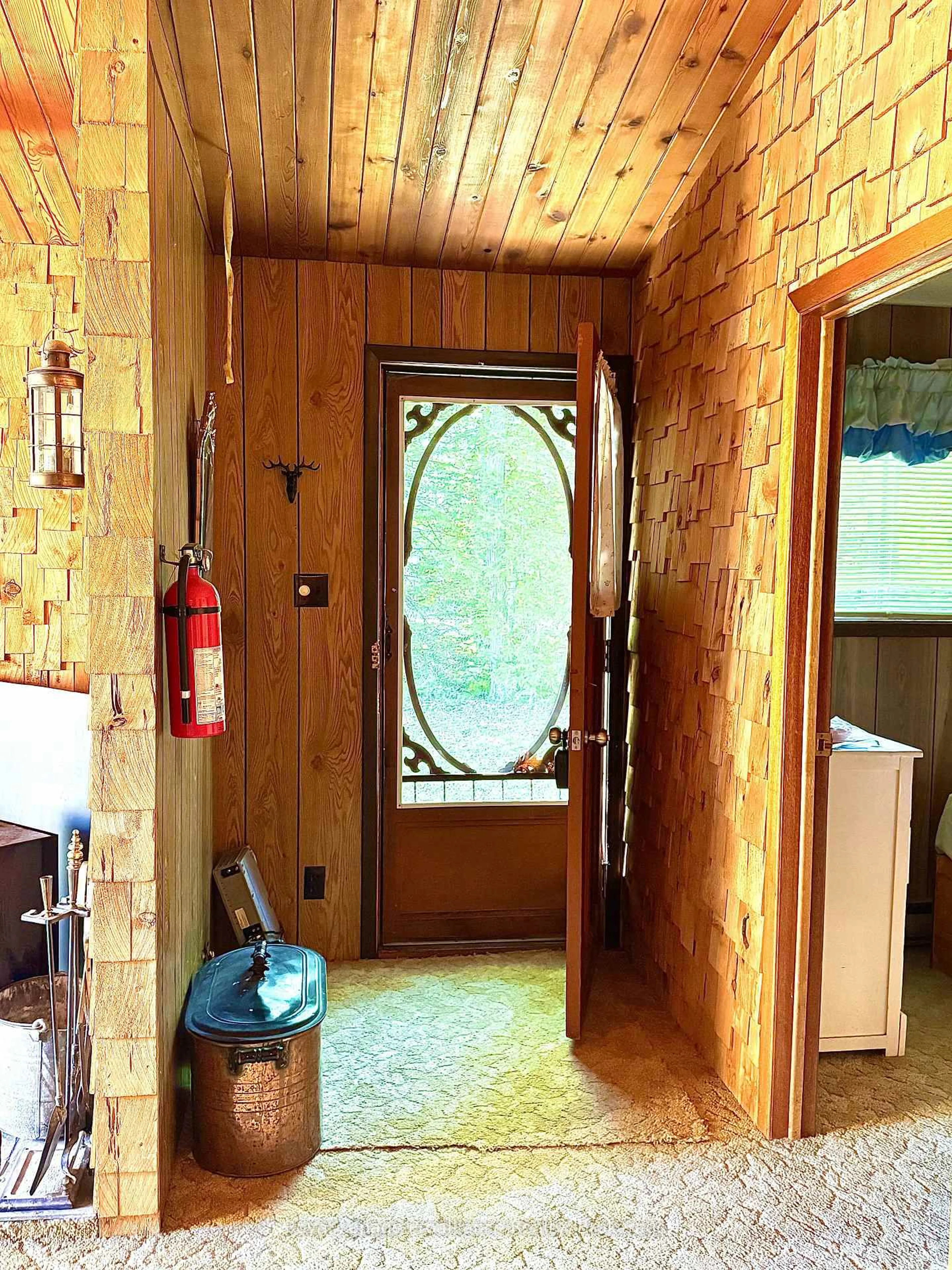 Indoor entryway for 132 McKinnon Lane, Limoges Ontario K0K 2M0