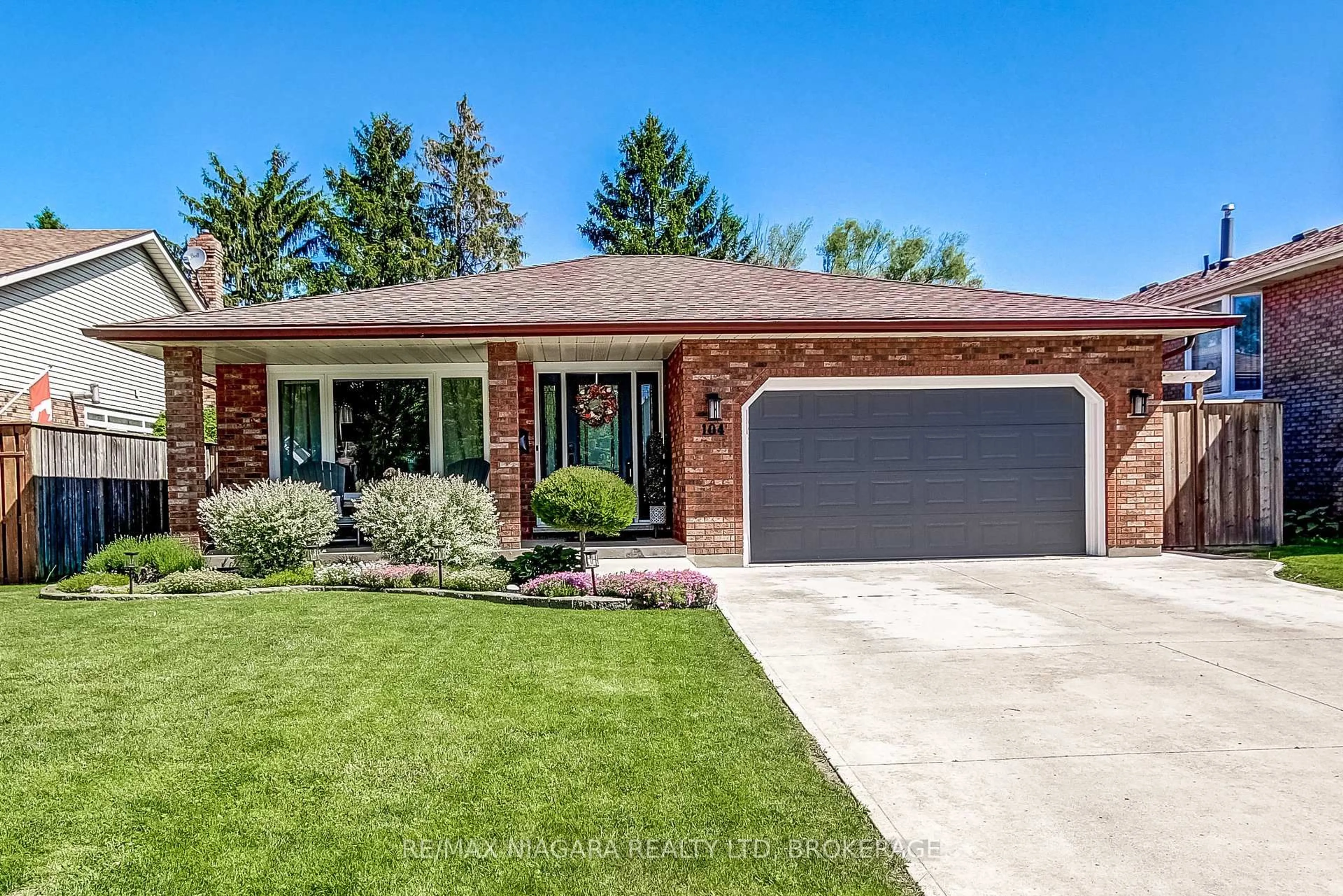 Home with brick exterior material, street for 104 Whiteoak Cres, Welland Ontario L3C 6E6