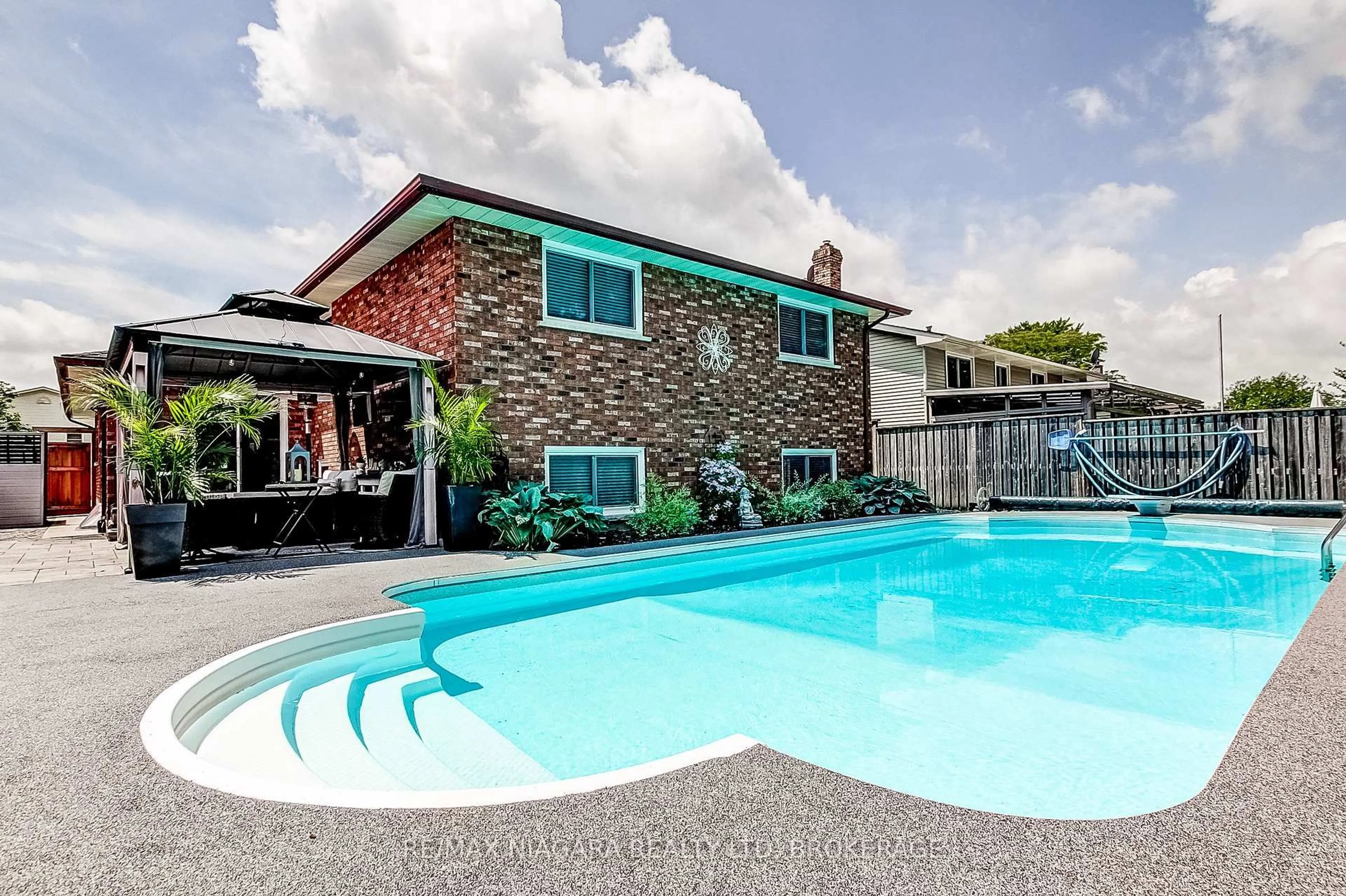 Pool for 104 Whiteoak Cres, Welland Ontario L3C 6E6